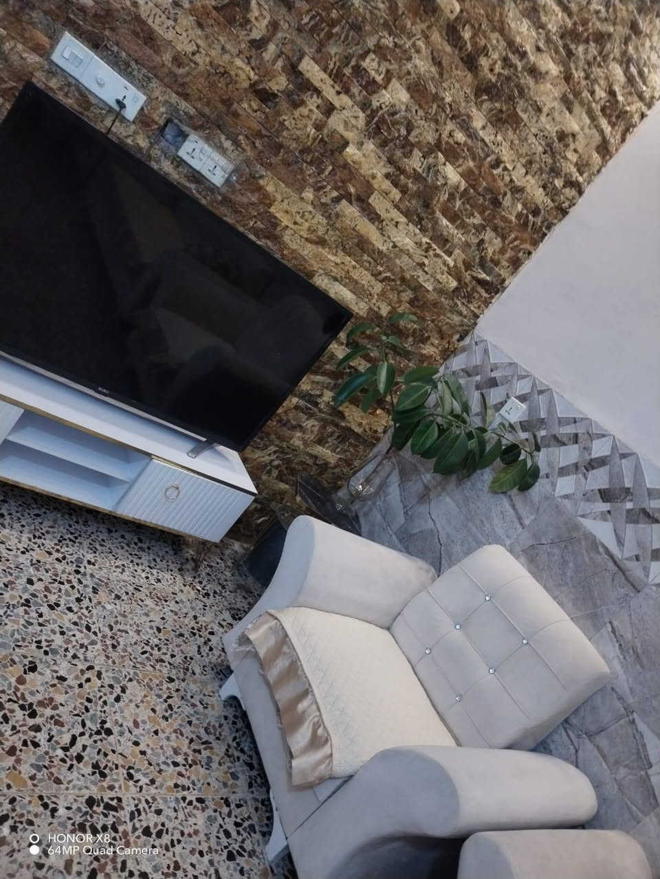 للبيع بيت  بالشعلة قطاع السابع مساحة 100 متر واجهة ٧ و٧٥ سم والنزال ١٤و نص تقريبا متر تقريبًا موقع ممتاز بالشارع الغربي داخل شارع اسواق
 علي نافورة البيت عالي عن الشارع طابق واحد مقرنص جديد مجاري جديدة محولتين كهرباء بالفرع يتكون من طرمة استقبال صالة مطبخ غرفة نوم منور حمام مشترك داخل المنور وتواليت خارجي السعر 110 قابل للتفاوض
***********
