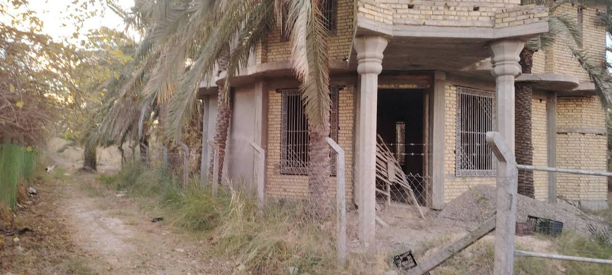 السلام عليكم بيت للبيع وحديقه كبيره سند ٢٥  كما موضح بالفيديو مساحه ٦٢٥ متر ٢٧ نخله مثمره للاستفسار أكثر اتصل على الرقم *********** ما اجاوب على التعليقات
