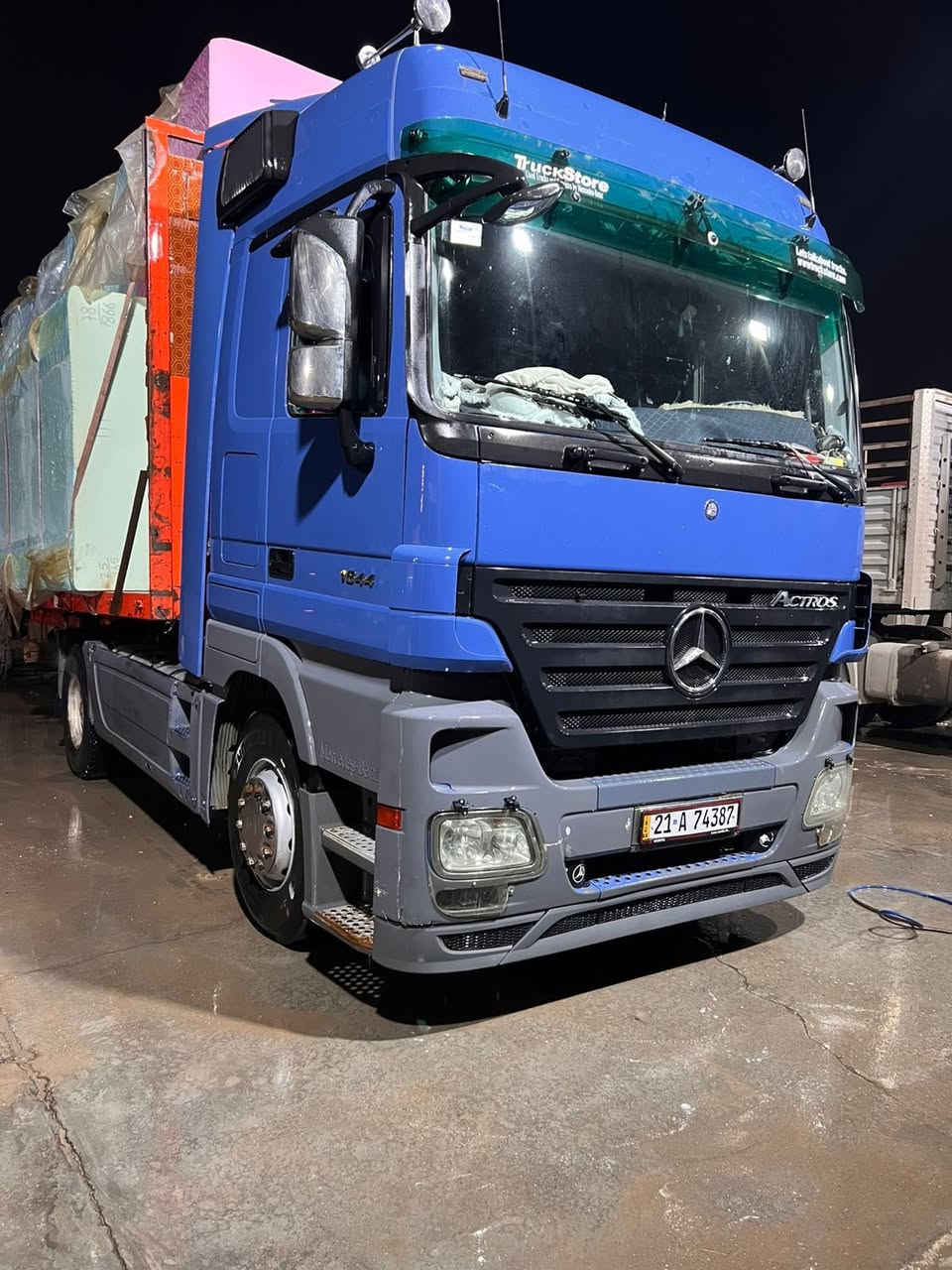 سلام عليكم تريله اكتروز دمعه موديل 2004 كلج كير 8 نمره اكسن برينه مكفوله من صبغ وضربه سياره نضيفه هيه وعربانتها رقم سليمانيه تحويل ثاني يوم سعر السياره 310وبيها مجال بسيط العنوان بغداد رقم تلفون /*********** يوجد واتساب
