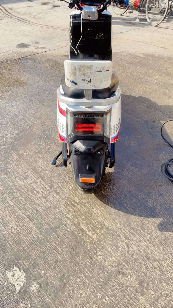 سلام عليكم دراجة شحن شركة الريان دراجة خير من الله كهربائيات كلها شغالة دراجة نضيفة فول فقط هاي ضربة الي بالجاملغ الأمامي  دراجة مال جناي خير من الله ست بطاريات مكان حي اور هذا رقمي ***********
