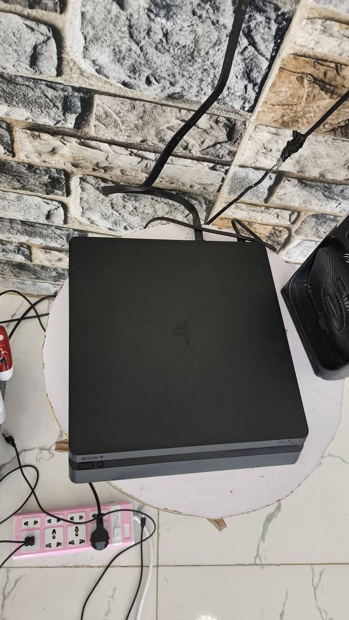 السلام عليكم 
للبيع بلايستيشن 4 سليم (PS4 Slim)الجهاز  بحالة ممتازة، شغّال 100٪ وما بيه أي مشكلة، استخدام شخصي يجي وياه 3 يدات تحكم، وجاهز للتجربة قبل الشراء.كامل ملحقاته. مع حساب لتنزيل االعاب اكثر من 100لعبه مجانيه وبيه العاب قويه مثل توم رايدر، ولعبه بتل فيد وغيرها هواي العاب 
السعر 240 مستعجل علا بيعته وقابل للتفاوض بالمعقول،


**إذا كنت صاحب هذا الإعلان وتريد حذفه لأي سبب، رجاءا أرسل رسالة إلى الدعم الفني**
