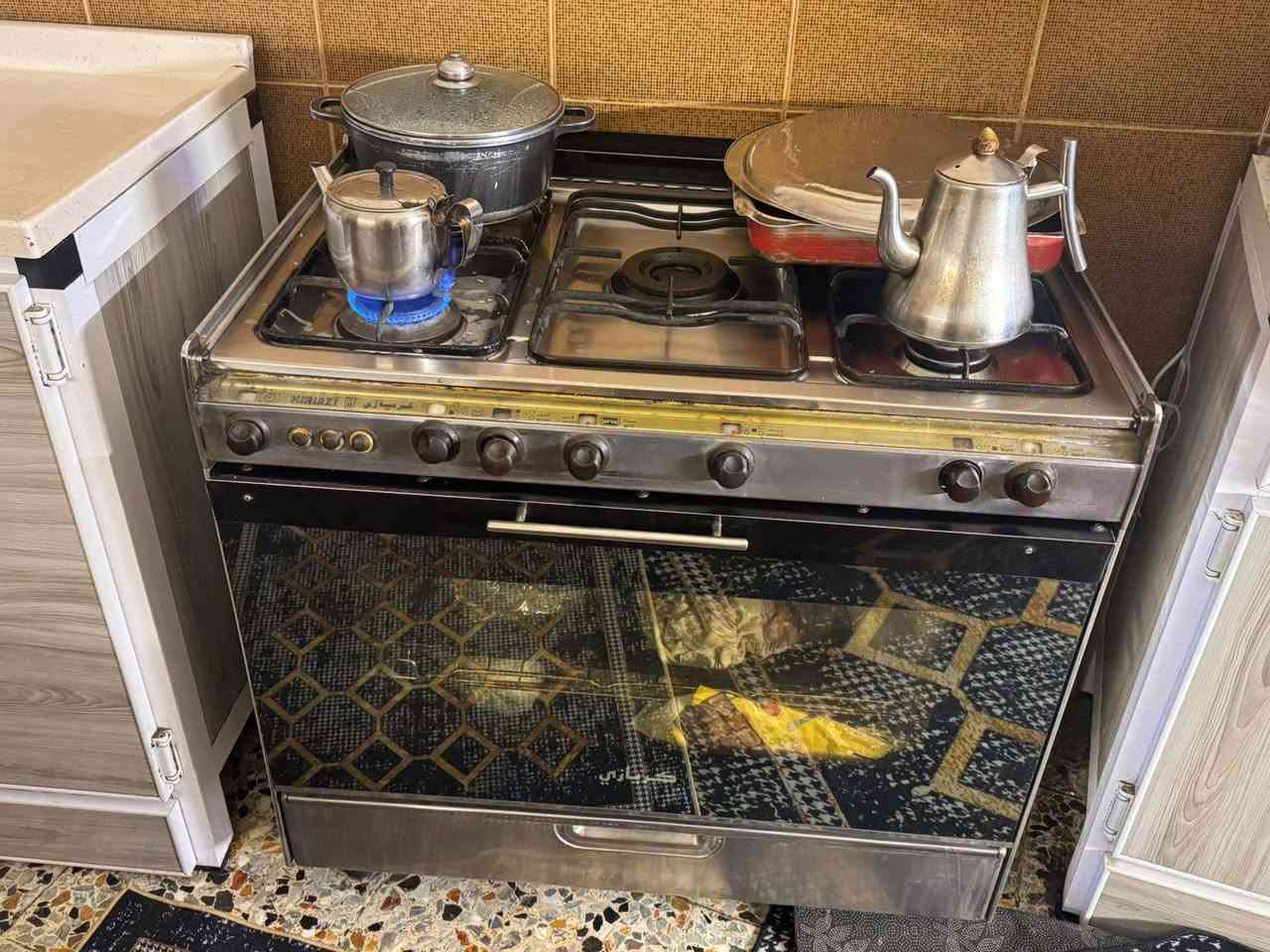 مكاني بل مشتل ***********. ميز لطعام لخشب 150  لطباخ كريازي 250.  لكاونتر 450.  لتخم. كرسين وقنفه سعره100. لطباخ لمنضدي 25. لسله 5. لقنفه جلد 50.  لميز لمرمر ويه كرسين 100 لمرايه وشتلات 65.
