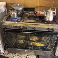 مكاني بل مشتل 07722458071. ميز لطعام لخشب 150  لطباخ كريازي 250.  لكاو...