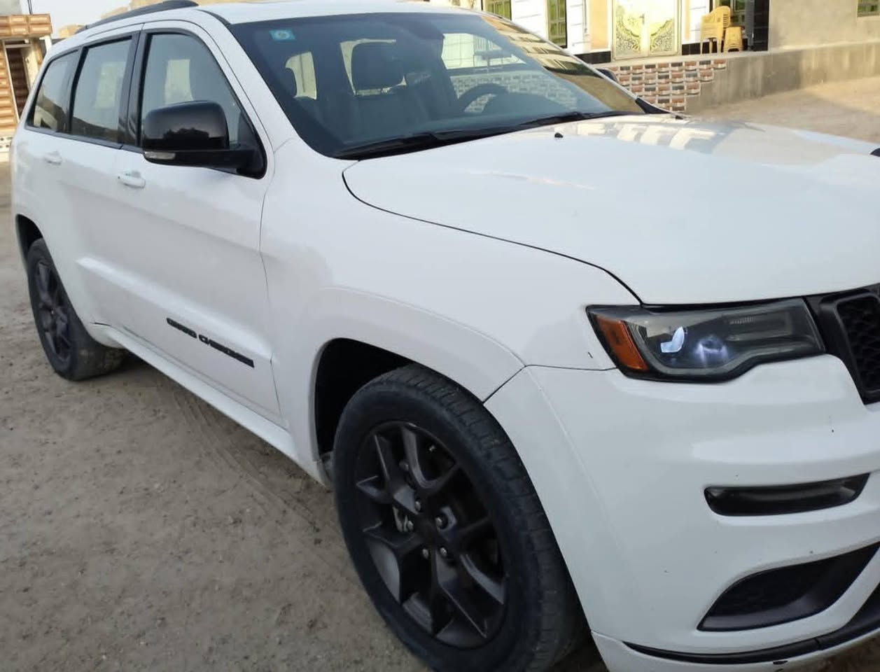 سلام عليكم للبيع جيب كراند شيروكي فئة لمتدد X
موديل 2020 
كل مواصفات الجيب بيها 
مراح أكتب كل المواصفات 
لان الشكل وأضح و مواصفات ال لمتدد x جناي الجيب يعرفها 
محرك 3600 v6
بانوراما 
رادار امامي 
رادارات جانبيه +تعتيم 
قياده ذاتيه 
اوتو بارك 
حساس أمامي 
حساس خلفي 
أصطفاف ذاتي
اطفاء ذاتي 
تنبيه الخروج عن المسار 
خمس وضعيات قياده 
كشن كهربائي + خزن ميموري 
كشنات تدفئه تبريد 
ستيرن تدفئة وتبريد 
سيتم صوت و دمام خلفي
‏  sport 
نضام ECO 
مانع انزلاق 
جنطه كهرباء 
دمام خلفي 
ماشيه  76الف 
السياره حادثها چاملغ وبنيد مال تحديث
السعر 240  وبيها مجال 

غير متواجد ع فيس ومكلف بنشر رقم صاحبها
***********
