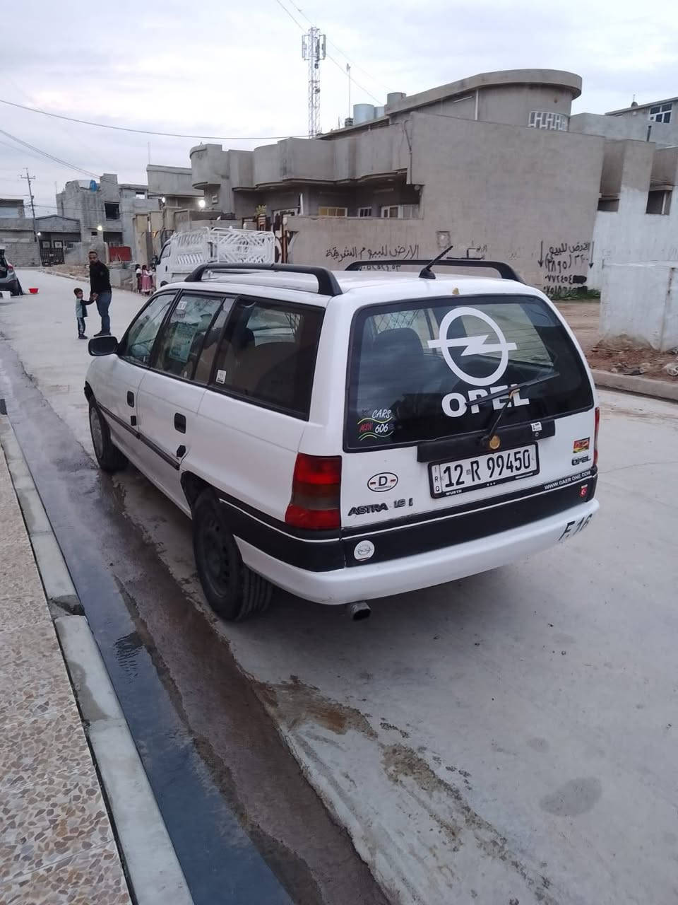 السلام عليكم
استرا موديل 1992

محرك + كير شرط

كهربائيات كلها شغالة شرط

فتحة سقف موديل تنتة 

تواير جدد

حجم 16

كابون بانزين بيها

شرط التحويل رقم نينوى انكليزي 

بدون صبغ شرط

ضرر جاملق الكدام مبدل فقط بدون دواخل

السعر 53 وبيها مجال

***********
***********
