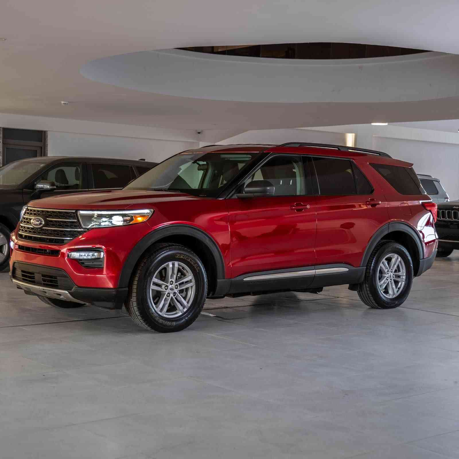 سڵاوتان لێبێت 
Ford explorer xlt 2023 
سەیارەکە تەنها ١٠،٠٠٠ مایڵ ڕۆشتووە گێڕ و مەکینە و کارەباییات بەشەرت سەیارەکە زۆر تازەو جوانە مەکینە ٢،٣ لتری ٤ بستۆنی تۆربۆیە دینار مەسرەفی تیا نییە تەنها چەمەلغی لای سایەق بۆیاخە ڕەسمی سۆنەرەکەیم داناوە و ڕەقەم شاصیەکەشم بۆ داناون خۆتان تاکیدی لێ بکەنەوە سەیارەکە ڕەقەم کاتییە و بەشەرتی ڕەقەم دەبڵ ئەکسلە 4wd 
مواصفات :
بزوێنەر و گێڕ (Mechanical)
• مەکینە: 2.3 لیتر 4 پستۆن (EcoBoost) بە تۆربۆ.
• هێزی بزوێنەر: 300 ئەسپ و هێزی کێشکردنی 420 نیوتن مەتر.
• گێڕ: 10 خێرایی ئۆتۆماتیک.
• سیستەمی پاڵنەر: چوار چرخ (4WD / 4x4) کە چەندین مۆدی لێخوڕینی هەیە (بۆ بەفر، قوڕ، لمی، و ئابووری Eco).
📺 تەکنەلۆژیا و ناوەوە (Interior & Tech)
• شاشە: شاشەی ناوەڕاستی گەورە بە قەبارەی 8 ئینج کە سیستەمی SYNC 3 لەسەرە و پشتگیری Apple CarPlay و Android Auto دەکات.
• شاشەی دۆشبوڵ: شاشەی زانیاری ڕەنگاوڕەنگ بە قەبارەی 6.5 ئینج لە پشت سوکان.
• کوشنەکان: 3 ڕیز کوشن (7 سەرنشین)، کوشنی پێشەوەی کارەباییە و هیتەری هەیە (گەرمکەرەوە)، سوکانیشی هیتەری هەیە.
• تەقینەوەی ئۆتۆماتیک (Remote Start): داگیرساندن لە دوورەوە بە سویچ یان لە ڕێگەی کارپێکردنی دوگمە (Push Button Start).
• سیستەمی فێنککەرەوە: سپلیت و تەجمیدی سێ ناوچەیی (Tri-zone climate control) بۆ ئەوەی سەرنشینەکانی دواوەش کۆنترۆڵی هەوای خۆیان بکەن.
🛡️ سیستەمی سەلامەتی و شۆفێری (Safety - Ford Co-Pilot360)
• ڕادار و حەساس: حەساسی دواوە و پێشەوە لەگەڵ کامێرای دواوە (Backup Camera).
• BLIS (ڕاداری خاڵی کوێر): ئاگادارکردنەوەی شۆفێر لەو ئۆتۆمبێلانەی لە تەنیشتن و نایانبینیت.
• Lane-Keeping System: سیستەمی گرتنەوەی هێڵی جادە و ئاگادارکردنەوە لە لادان.
• Pre-Collision Assist: برێکی ئۆتۆماتیک لە کاتی کتوپڕدا بۆ ڕێگری لە پیاکێشان.
💎 دەرەوەی ئۆتۆمبێل (Exterior)
• لایتەکان: لایتی پێشەوە بە تەواوی LED (دیزاینی واژۆیی فۆرد).
• ویل (رینگ): ئەلەمنیۆم قەبارە 18 ئینج (یان 20 ئینج ئەگەر پاکێجی Sport بێت).
• جامی دواوە: جامی ڕەش (Privacy Glass) شەریکە.
• سندوق: کارەباییە (Power Liftgate) بە سویچ یان دوگمە دەکرێتەوە.
نرخ:٢٣٢ وەرەقە و کەمێک مەجال
ژمارەی تەلەفون:***********
WhatsApp&Viber✅ السليمانية, العراق
