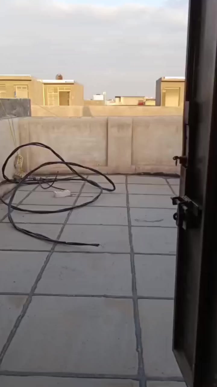 الدينا دار البيع مساحة 65 متر نزال 16 يتواجد في غرفتين فوك وحمام وممر  فوك بيتونة بيهة صطحين ولي يتواجد بطابق الول اول متفوت طرمة ونوب يجيك الستقبال ويجي حمام ومطبخ وحولي و البيت كامل مكمل ناقصة بس واجهة بس هاي مكان البيت الدورة الهواشة شارع الفلل الي بشارع صيدلي بسمة الحياة خامس فرع رابع بيت على ايدك اليسرة واصلونة واحنا بخدمتكم سعر البيت 115 وبي مجال *********** ابو البيت صدام عادل هاذة الرقم بي واتساب وهاتف اسلام عليكم ✨
