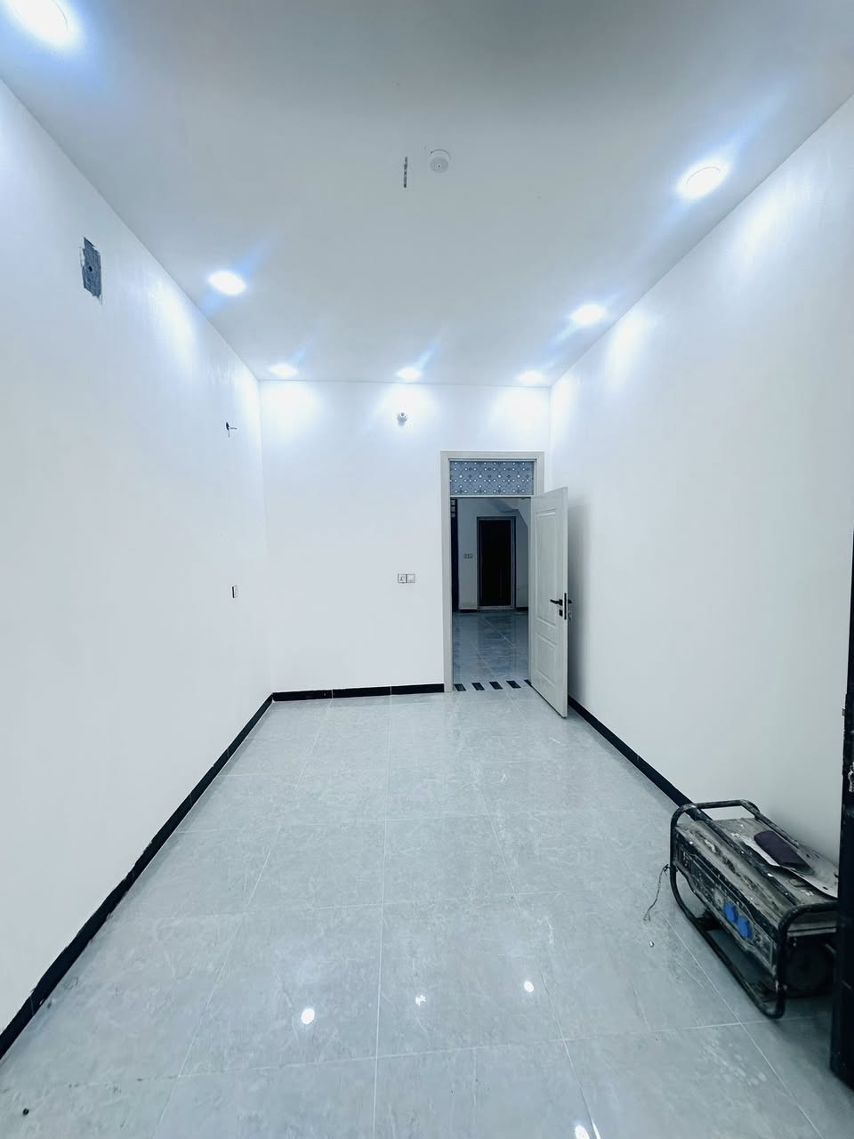 🏠بيت للبيع طابقين 
🏚️ديوانية / حي الامين مدخل (شارع التنانير)🏠
مجاور  مدرسة الصادق الامين 

ملاحضة / يوجد في التعليقات فيديو كامل يوضح  محتويات البيت بالكامل 

✅كونكريت مسلح 
 
❇️زراعي سند ٢٥ [مرقم جاهز للتطويب]

✅المساحة : 100متر 
❇️الواجهة ٦.٥ متر
❇️النزال : ١٥.٥٠ متر 

♻️محتويات الدار 

🏚️الطابق الاول 

 🔆 غرفة نوم
🔅استقبال 
🔅صالة 
🔅مطبخ 
🔅حمام
🔅صحيات داخلية وخارجية 

🏚️الطابق الثاني 
 

🔆 غرفة نوم
🔅صالة 
🔅مطبخ 
🔅حمام
🔅صحيات داخلية غربية

ملاحضات ع البيت 

✅كونكريت مسلح و صب مركزي c 350 
✅ كهرباء بوري البيت بالكامل/ وايرات الفنار السعودي 
✅تأسيس ماء وكهرباء انابيب سمارت المصري الاصلي
✅شبكة تقطير سبالت للبيت بالكامل 
✅شبكة كاميرات للبيت بالكامل اربع جهات 

✅خدمات كاملة ( تبليط ، مجاري ، ماء ، كهرباء ، ارصفة مقرنصة بالباب +مدارس) كما موضح بالصور 

⚜️ للاستفسار مراجعة مكتب علاء صاحب دوحان
حولي الجامعة/ قرب مركز حي الجامعة

او الاتصال واتساب او عن على الارقام التالية 
***********
***********
