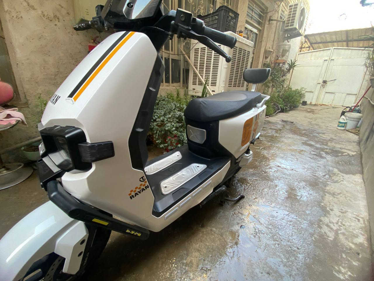 السلام عليكم دراجة ريان وحش الكون 
جديدة جدا نظافتها واضحة كلش نضيفة 
تايرات جدد زوج كلها شغالة وشرط الفحص 
مكاني : الشعب حي اور بالقرب من سيكال 
رقمي : *********** متواجد واتساب 
السعر : 925 وبيها مجال للشراي 
دراجة صالها شهرين عندي نزلتها ب١١٥٠ بس اشتريت سيارة
