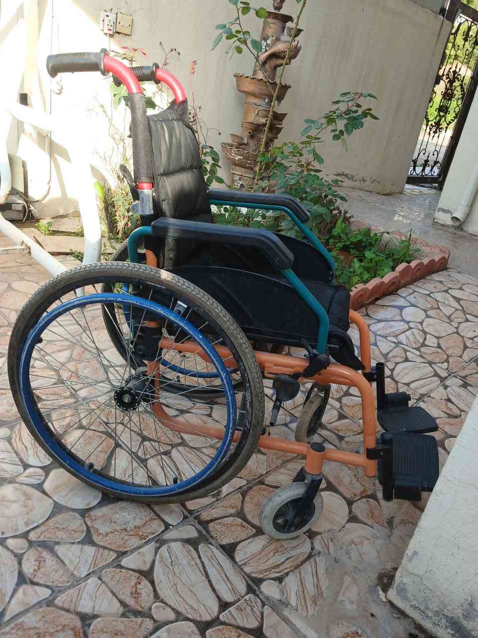 كرسي متحرك للبيع عرض المقعد ٣٣سم للاتصال *********** مكان كركوك
