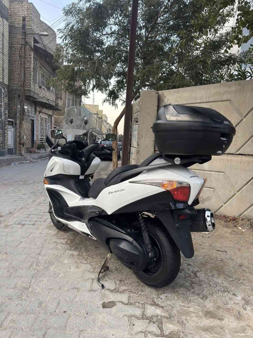 السلام عليكم 
هوندا سلفر ونگ جيتي 400
مكفولة كفالة عامة 
السعر 22 ورقة 
العنوان بغداد مدينة الصدر 
***********
