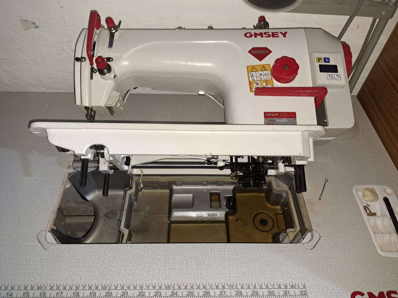 السلام عليكم مكينة خياطة جمسي صيني جديدة استخدام بيت شهر واحد بعدها بضمانها السعر 250 العنوان النجف الولاية للاتصال  ***********
