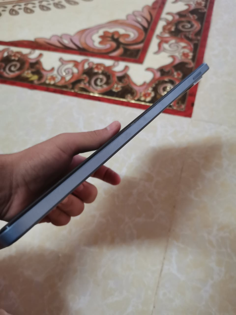 *للبيع تابلت G-Tab T11 نظيف جداً*
- *الحالة*: مستعمل خفيف جداً، نظافة 90% 
- *المواصفات*: اندرويد، شاشة 11 انش، بطارية قوية 
- *الملحقات*: كفر حماية وياه دفتري وية قلم لمس
- *العيوب*: ماكو، الجهاز شغال 100%
- *السعر*: 135,000 دينار 
- *المكان*: نينوى - موصل 
- *للتواصل*: واتساب/اتصال [***********]

ذاكرة [128]
رام[8]
الجهاز نضيف مستعملل 4اشهرر
