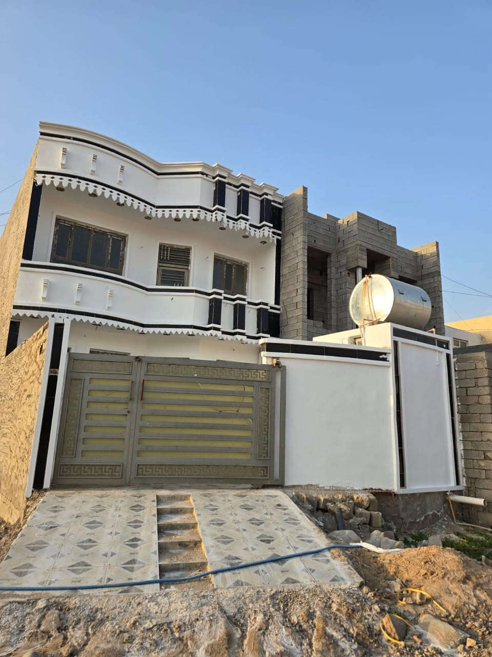 للبيع دار سكني المساحة ١٧٠ متر حي التصنيع طابقين اربع غرف نوم صالة ومطبخ وغرفة ضيوف من صاحبة مباشر السعر ١١٠ مليون للاستفسار ***********
