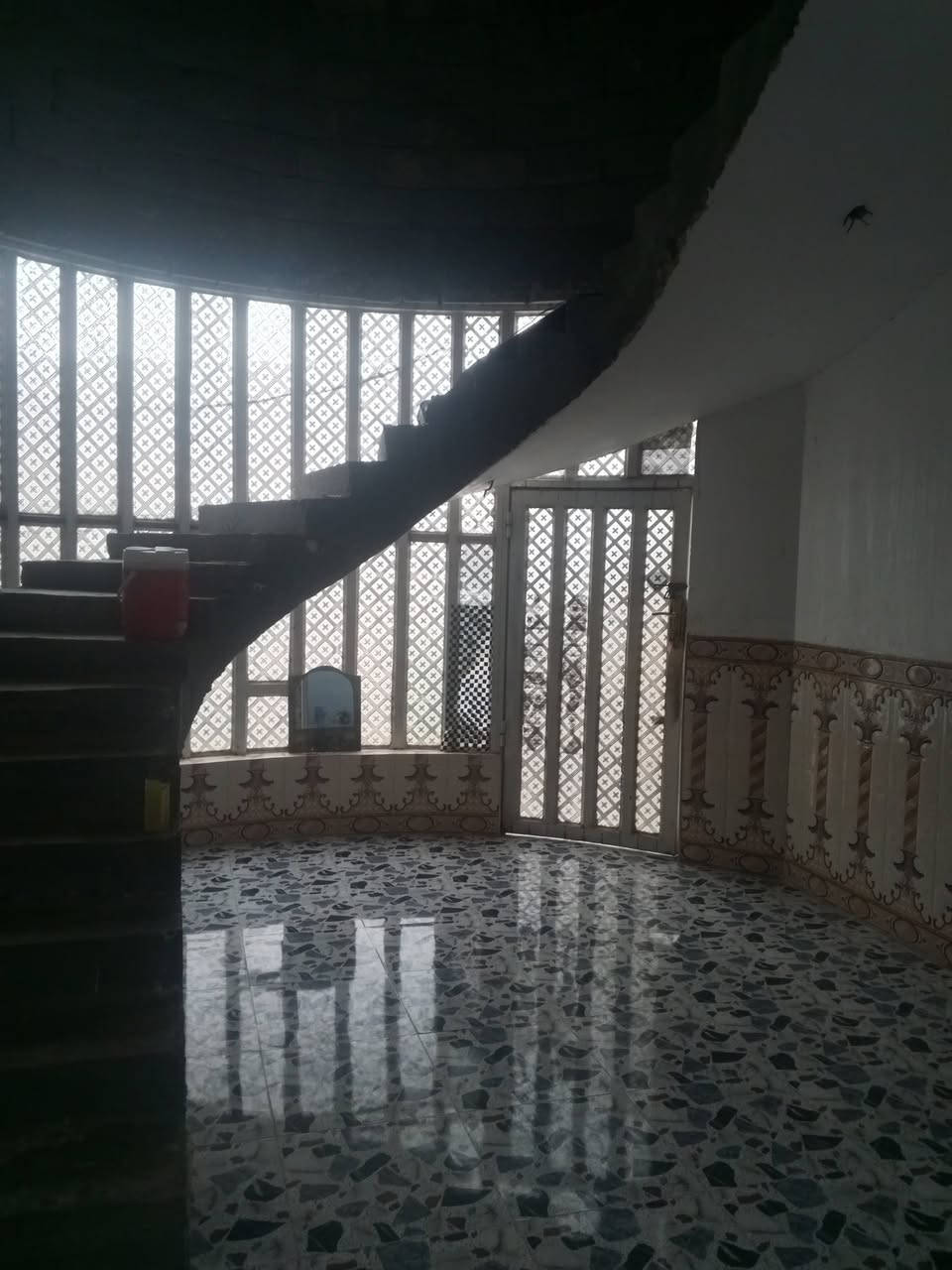 سلام عليكم عيني دار للبيع مساحته الكاع 300 دار يحتوي على غرفة عدد 2 وصالة وحمام مطبخ زايد مطبخ خارجي صنف الأرض طابو صرف معة قطعة هم 300
 لزك وياهة بيهة وصل تنباع معة دار قطعة ركن بتجاه سدة مال وقف سني قرب دائرة نجدة سعر 90وبيه مجال مجال مكان حي شهداء ملاحضة مي وكرباء واصل يمهة ***********
