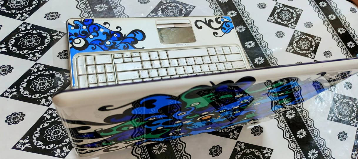 حاسبة لاب توب hp وارد اوربي مستخدمة 
المواصفات معالج اي ام دي كور 
رام ٤ كيكه 
هارد ٣٢٠
شريط الشاشة لمس 
قفل للماوس
منفذ HD حقيقي يربط ع شاشة 
النيكل اصلي مو جلاد ... يوجد بالشاشة واقي ضد الكسر
كيبورد عربي انكليزي 
يوجد ديفي ار 
عيبها فقط البطارية ١٠دقايق تبقى شحن موجودة وياها شاحنة
للاستفسار الاتصال على الرقم ‏بي واتس اب‪***********‬‏
