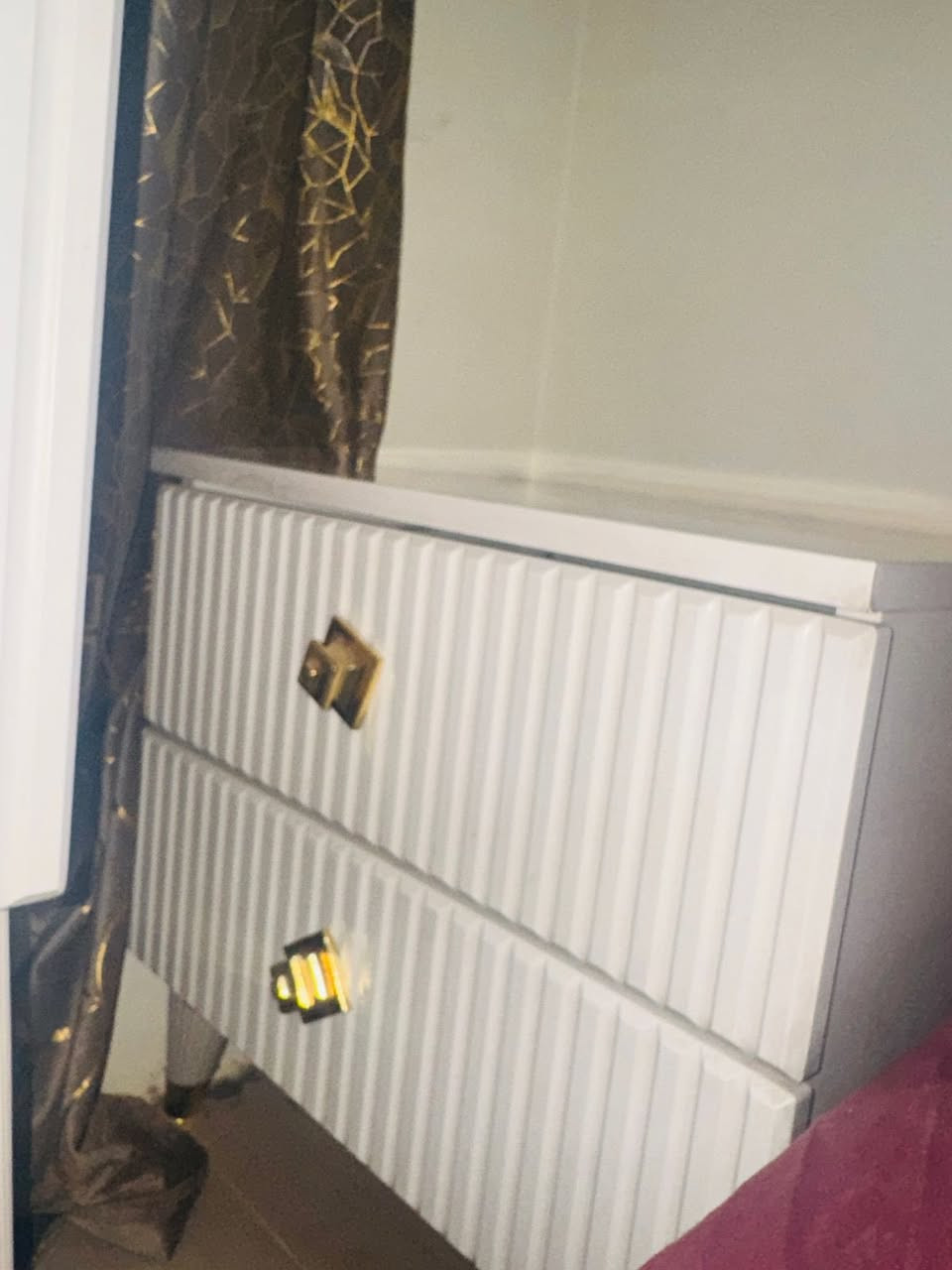 السلام عليكم
غرفة اخشاب تركية ام نفرين حالة ممتازة ونظيفة جداً  واستعمال قليل جداً وذات تصميم انيق 

مكونة سرير نفرين _كومدي عدد2_كنتور عدد الطلاقات6

ميز تواليت مع الطابورية_ومراية_خزانة متكونة من اربعة ادراج

للاستفسار التواصل على الرقم التالي : (***********)

🛑السعر مناسب وقابل للتفاوض
