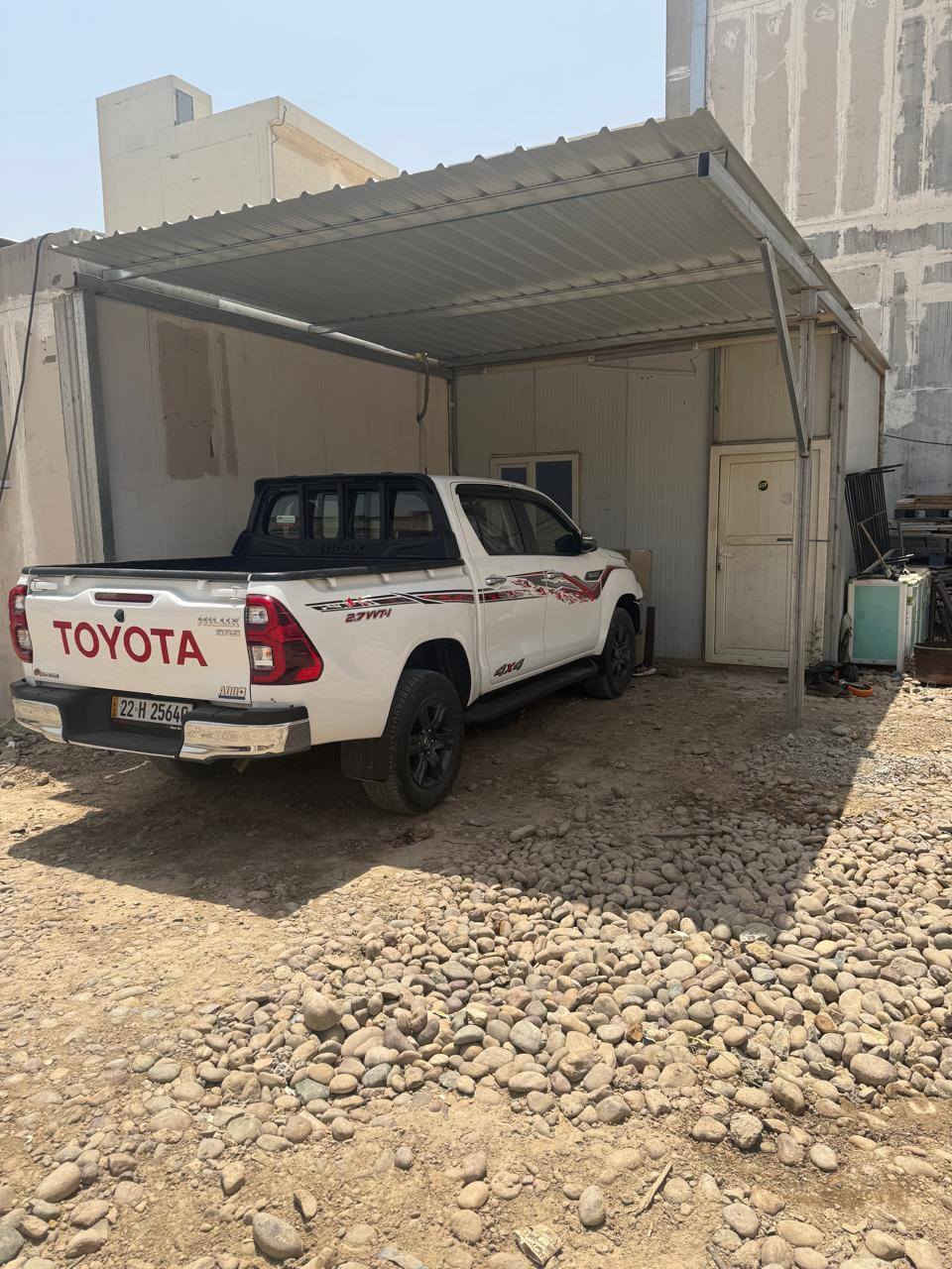 السلام عليكم هايلوكس فحل موديل 24 شركه جيهان  ماشيه 50 الف
بيه طخه جو بكلايد فقط
مكان سياره بغداد 
***********
السعر 355 وبيه مجال بصيط
