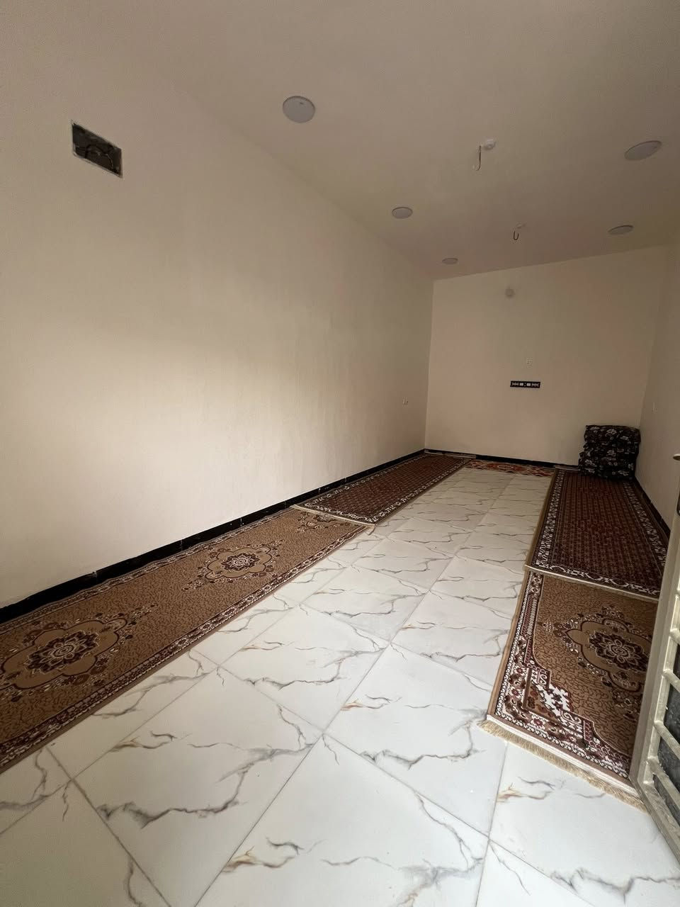 دار المساحة 150 متر طابو صرف 
بناء حديث 
طابقين يحتوي على كراج استقبال مطبخ صالة غرفة نوم 2
صحيات داخلية وخارجية 
العنوان كربلاء الحسينية حي الزهراء قرب السبيس 
السعر 75مع المجال 
للأستفسار أتصال ***********
