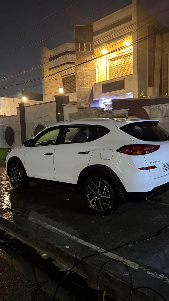 السلام عليكم  للبيع توسان موديل 2019
خليجي رقم بغداد تحويل مباشر 
مواصفات 
☘️بصمه 
☘️شاشه صغيرة
☘️كامره
☘️كشنات جلد
☘️ كشنات كهرباء 
☘️مري شفط + اشاير مري 
☘️تحكمات ستيرن 
☘️حساس امامي خلفي 
☘️لد امامي خلفي 
☘️تبريد قطعتين 
☘️خمس عدسات زينون
مكفوله من الصبغ والحادث 
(بيه رصعة بسيطة بالباب الخلفي و سمكرة على كد اصبع بلصندوق موضحة بلصور فقط ) 
ماشيه 66
السياره جديده وجاهزه  السعر 200 وبيه مجال 
والشراي يتفضل 
***********
العنوان بغداد بغداد, العراق
