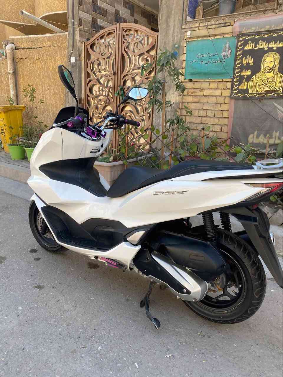 السلام عليكم 
للبيع دراجة pcx جيل رابع 
نازله من الرمبة صارلها اسبوعين 
ماشيه 22 الف 
ماليزي كوري 
نظام ABS 
دراجة مكفولة كفالة عامة برغي ما مفتوح بيها 
السعر 17 ورقة 

مكاني بغداد مدينة الصدر 
رقمي *********** 

الدراجة كدامك تجي تشوفها وتكلبها وتاخذها 
ورجاءاً لحد يكسر بسعرها بغداد, العراق
