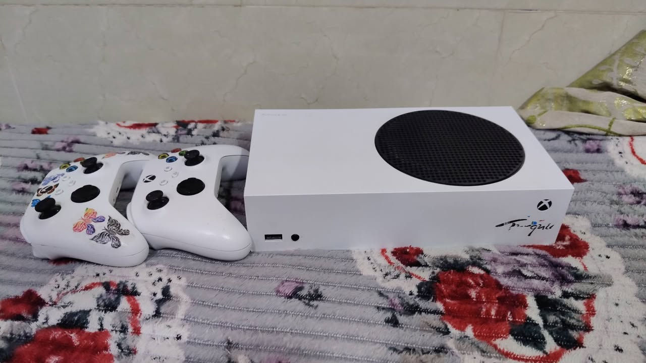 للبيع: Xbox Series S (إصدار 22)
الجهاز: إصدار 2022 نظيف جداً، استخدام شخصي براغي بلاد ما مفتوح بدون كارتونه
اليدات: عدد (2) أصلية بلادية (واحدة منهن تحتاج تصليح شفتات بسيط).
💰 السعر: 280 ألف 
📍 المكان: [كربلاء حي العباس عامود 12 و ماعندي توصيل]
📞 للتواصل: [واتساب*********** أو خاص]
