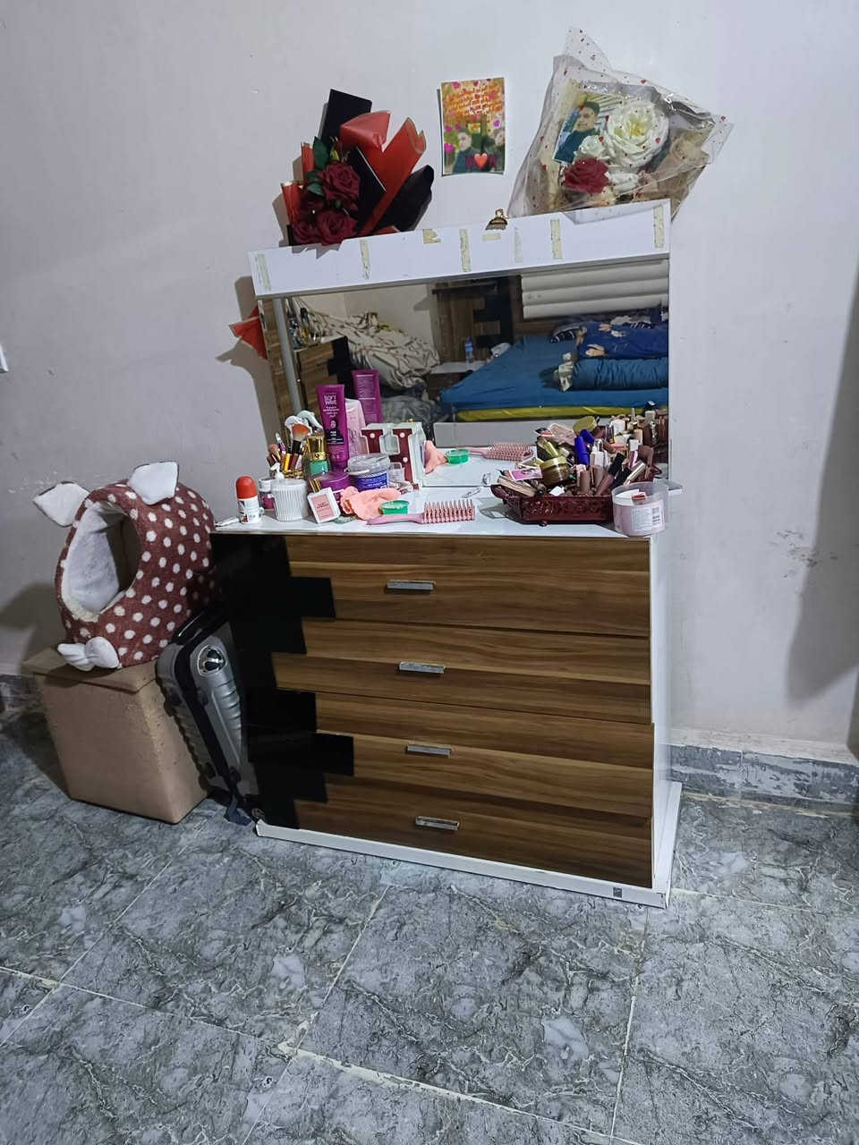 السلام عليكم 
أثاث بيت كامل للبيع
مكلف بلنشر الشراي يتصل***********
