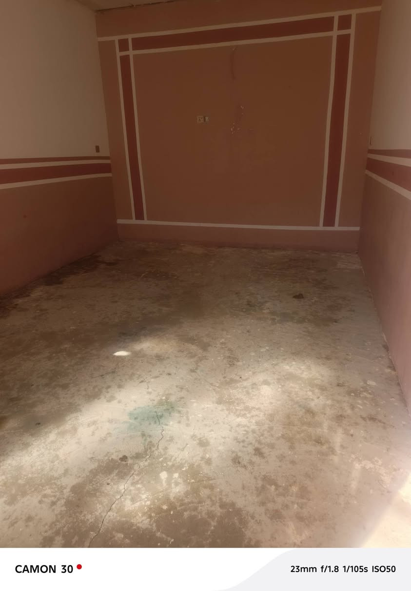 بيت الايجار 200متر يحتوي على 3غرف نوم واستقبال وصالة ومطبخ حي النداء  قرب شارع 60 قرب مجمع الاميرات الاول ***********
