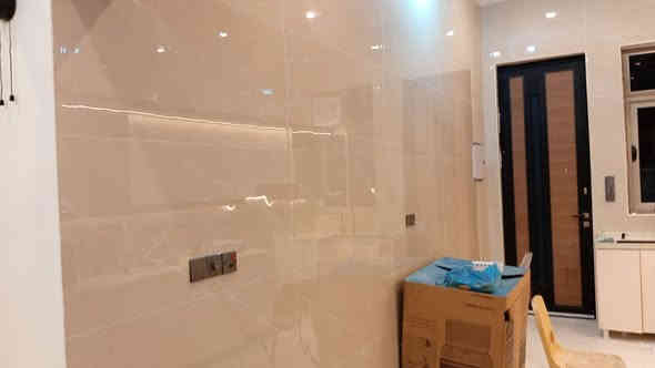 للبيع..
دار سكني طابو تحويل مباشر باسم المشتري
يقع في منطقة حي الموظفين
 قضاء شط العرب مقابل ساحة خدمات. 
بناء حديث سنة  ٢٠٢٤__٢٠٢٥.  منطقة متكاملة الخدمات وفيها مدارس عدد ٤/ ابتدائية ومتوسط واعدادية تتميز بالهدوء والأمان 
تفاصيل  المساحات ....
 مساحة الارض الكلية ١٢٥م
مساحة بناء طابق الارضي ١١٤.م
مساحة بناء طابق الأول ٨٢م + مع فضاء السطح الامامي ٣٦م
فضاء سطح طابق الثاني ٤٢ م 
مساحة بناء بيتون ومخزن خزانات السطح ٦٨م مع الستار
١. ارتفاع ط الارضي ٣.٦٠م
٢. ارتفاع ط الأول ٣.٣٠م
٣. ارتفاع الزيتونه ٢.٦٠م
ارتفاع ستاره ط ١.  ١.٥٠م
ارتفاع ستارة ط ٢.  ١م

تفاصيل البناء بالكامل...
١. نوع البناء طابوق للطابقين. 
٢. نوع التسليح وفق أسس علمية هندسية.
٣. نوع اللبخ مساطر درجة أولى 
٤. ابياض  بورك ط ارضي 
٥.  وسحب معجون ط اول
٦.مرحلة شبكة الماء والمجاري نوع الماني
مع عمل صاروخين ثابته كعمل طوارئ في المستقبل
٧. مرحلة الكهرباء. امريكي وسعودي. عام وفق توزيع علمي مع تاسيس كامرات وستلايت وانترنت دفن.
٨. شبكة تبريد دفن.  مع غاز دفن
٩. مرحلة تطبيق أرضية والجدران للاعمال بورسلاين.  عماني وتركي وهندي.
١٠. أبواب حديد قاصة مع شبابيك المنيوم وحديد. وفصال ابواب خشب.

تفاصيل الخريطة... وبدون اخطاء موزعة
غرف منام عدد ٣.
استقبال
صالة معيشة
مطبخ
صحيات عدد٣
سطحين فضاء بالإمكان استغلالها كبناء في المستقبل
منور.  وطارمة  صغيرة
غرفة صيانه خزانات في السطح

للعلم كافة اعمال الدار 
بااشرافي كتجهيز المواد والكوادر والعمل
بدقة عالية بالعمل ولمسات فنية. لكل المراحل
كل مراحل الدار موثقة بصور تؤيد نوع المواد ودقة العمل. للاستفسار اكثر...
للتواصل. ***********    اتصال او وات ساب

للعلم البيت ساحب علية قرض الإسكان
  بالإمكان مبلغ القرض يتحول باسم المشتري
 وكذلك الطابو  وقيمة القرض الكلية  تستقطع
 من قيمة الشراء.  مع بقاء الحجز لصالح الاسكان .  
 السعر على الخاص رجاءا " لدواعي خصوصية
