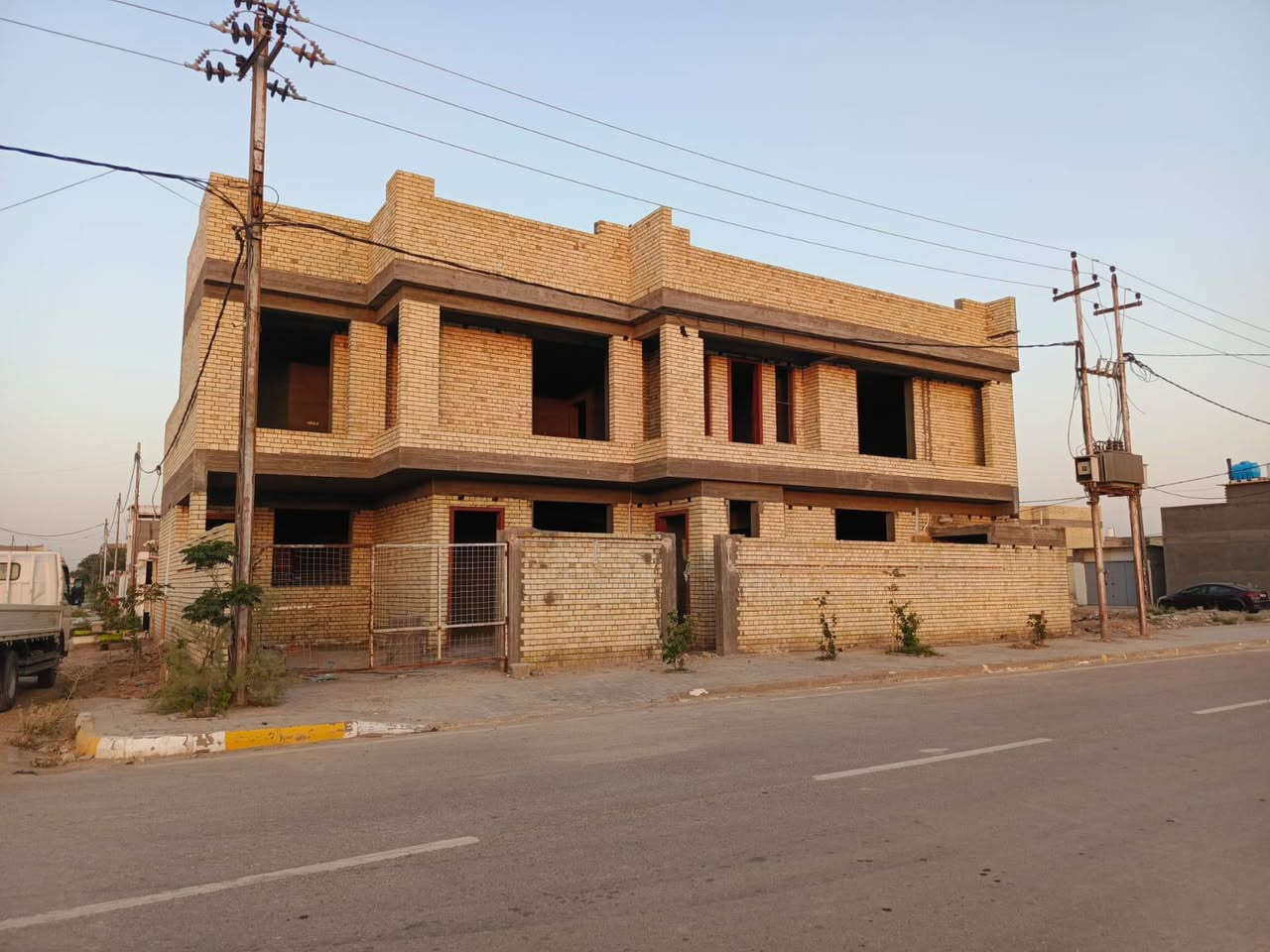 سلام عليكم وجود بيت هيكل طابقين على شارع 20 المساحه 250 الوجه 20 هزال 12 ونص حي الغدير الاتصال ***********
