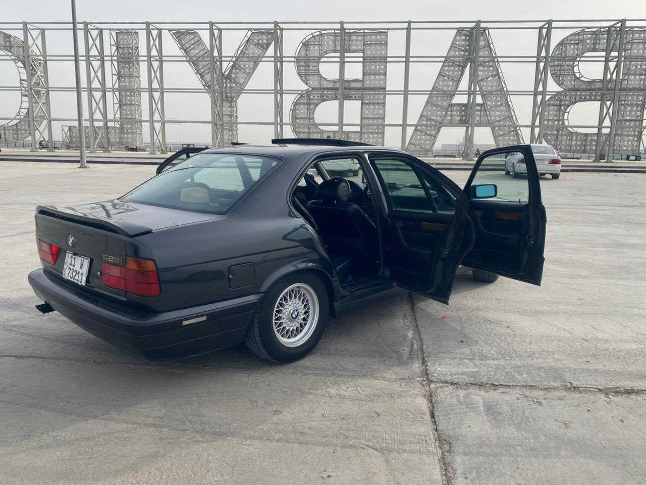 السلام عليكم
BMW1992. 525i
السياره وارد يابان نضيفه بمعنى الكلمه رقم بغداد باسمي تحويل ثاني يوم 
محرك مسكر عدل المرغوب 2500
مواصفات السياره فتحه سقف 
كراسي جلد كهرباء 
برده خلفيه 
بجم دخاني M
ويل كب خليه 
تبريد خير من الله منضومه لايت زنون 
كهربائيات كلها شغاله 
عنواني بغداد 
للتواصل ***********
