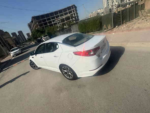 السلام عليكم 
للبيع كيا اوبتما 2013 
مكينه 200 دوش سياره خليجيه اي ضربه مابيه صبغ صفحتين كلير رقم بغداد انكليزي باسمي سياره مواصفات اعتياديه نص فول  سياره كامله اي نقص مابيه خير من الله 
رقم الهاتف *********** 
مكان بغداد الدولعي
السعر 117
