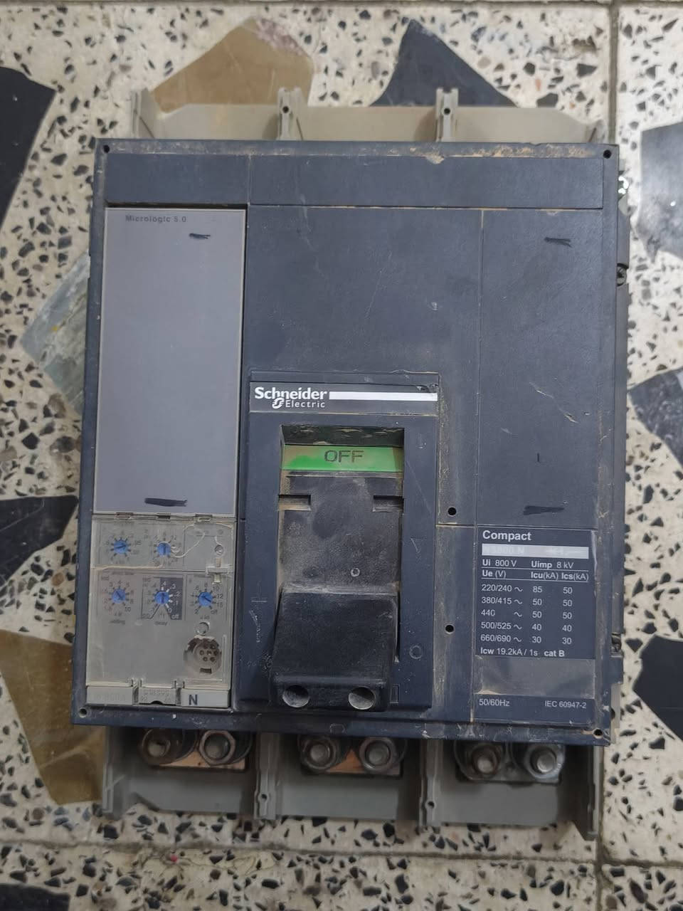 سلام عليكم/ قاطع دائرة كهربائية مصبوب من سلسلة Schneider Electric Compact NS. للبيع تصال ***********

