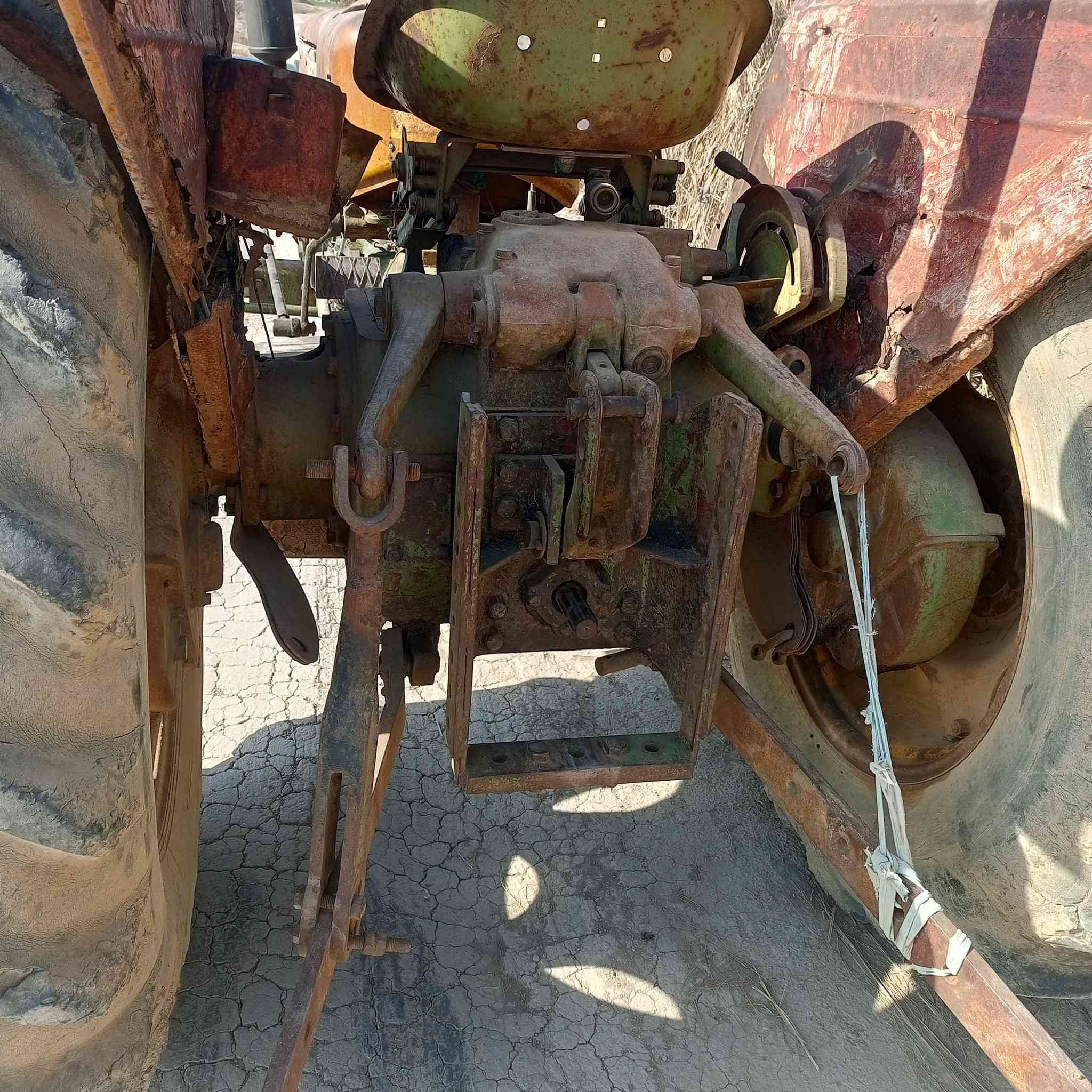 السلام عليكم للبيع موديل 1989مكينه خير من الله كير محرك اكسل جهاز رفع (هايدروليك) بم توني مجفته ***********
