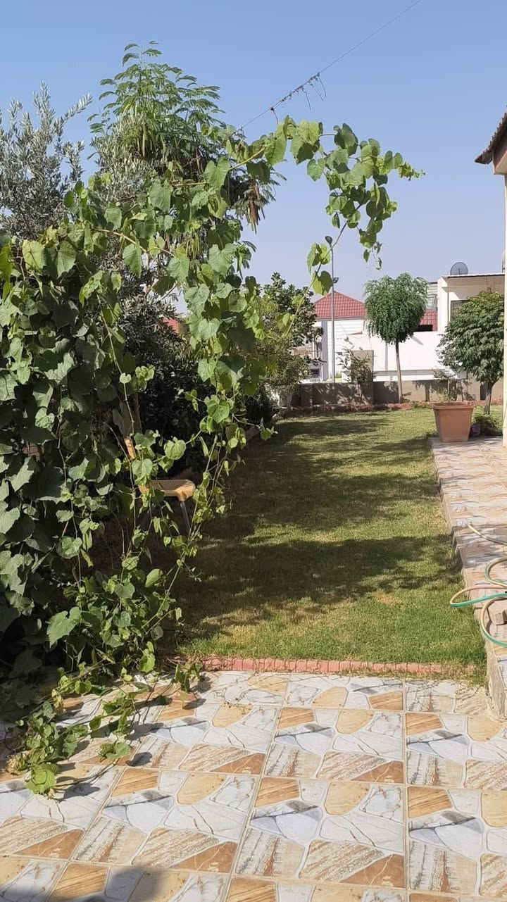 #دارللبيع
خانوو بو فروشتن روكن له  (كه ركوك ستى)     روبه رى 220 متر طابو 100 متر فضلة ى 
له گه لدايه
پيكهاتووه له :- 2 ژور نوستن - هول - مطبخ - مساعد مطبغ - باخچه - گه راج 

نرخ 13 دفتر

بوزانيارى زياتر په يوه ندى بكه ن به عقارات ستار اكرم بازرگان

📍ناونيشان :كه ركوك بازارى ئازادى ته لارى ئاسو

***********
***********
