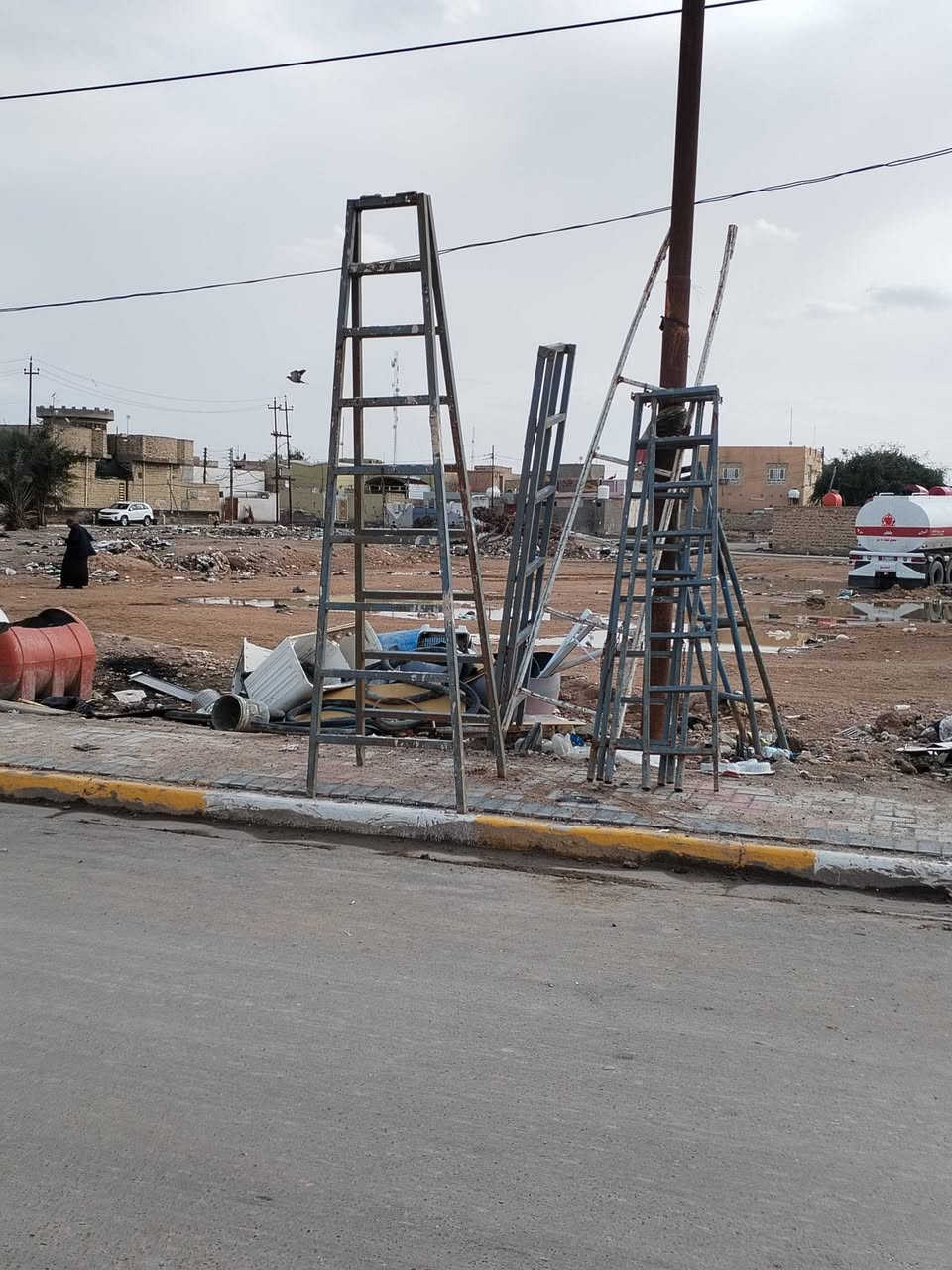 سكله كامله للبيع..
المكان الحمزه الشرقي..
الهاتف ***********
طزلات عدد ٥٠ بين متر ونص مترين وثلاث أمتار
دوس او دراب عدد ٤٠ 
درج مترتين ونص عدد ٦
درج ثلاث أمتار عدد طبك ١
درج ست متر عدد ٢
درج اربعه متر عدد ٢
برميل عدد ٢٥
تانكي ماي عدد ٥...
كسار كبير عدد ٧
همر عدد ٣٠
درين عدد ١٠
كوسره عدد ٨
منشار بانزين عدد ٢
ماطور ماي عدد ٢
قفص تركيب ابو ٩٠ عدد ١٠
قفص ابو ٦٠ عدد ٤
عرباين عدد ٨
كمبريسر عدد ٤
قفاز عدد ٢
حادلات عدد ٤
مكينه لحيم الالكترونيه عدد ٢
مكينه لحيم كبيره استيل عدد ١
فاره غسل عدد ٢
........
كاويات ماء عدد ٦
مولده عدد ٢
سبب البيع عدم التفرغ..
