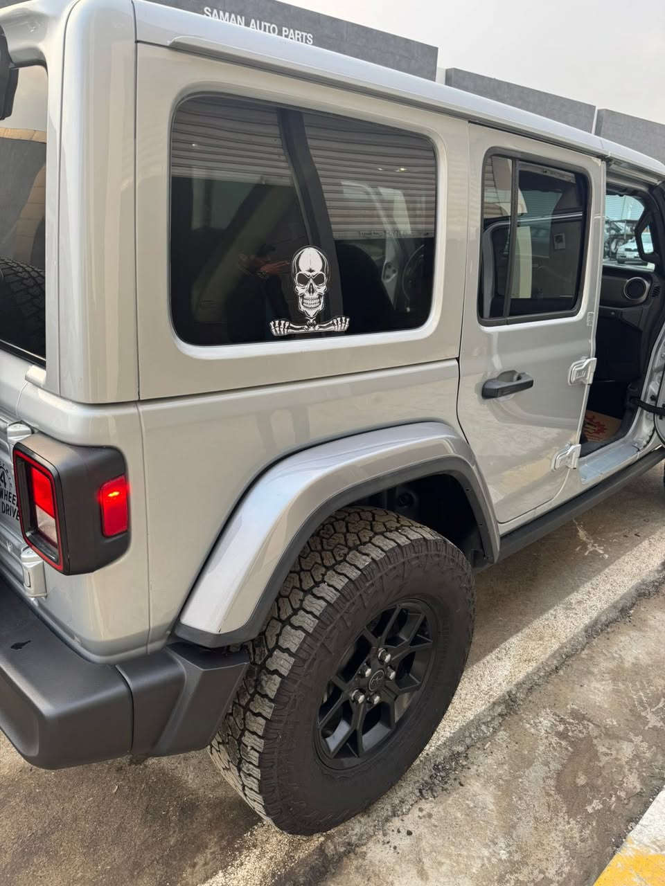 بلاش بلاش جيب رانكلر هايبرد ٢٠٢٣
ماشيه ١٨ الف مايل زيرو
مكفول بس مبدل بونيد ل جمالية ل روبيكون
سياره بشرط دعامي ل دعامية 
رقم مؤقت تترقم أربيل بشرط فحص 

1C4JJXN65PW641305
سعر ٢٨٥ بيها مجال ل طيبين 
ل تواصل رقم تلفون ***********
