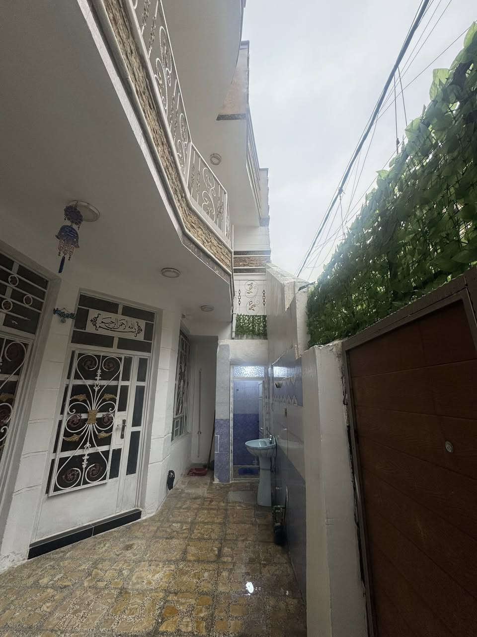 السلام عليكم للبيع بيت مساحه ١٤٤ ثالث قطعه عن شارع العام قطاع ٢٦ سنة البناء ٢٠١٨ الطابق الاول استقبال ومطبخ كبير وصاله وغرفتين وملحقاتهه ومنور وترك الطابق الثاني اربع غرف نوم وصاله وملحقاتهه وبلكونه الطابق الثالث بيتونه كبيره وسطح عدد ثنين الاتصال على الرقم ***********
