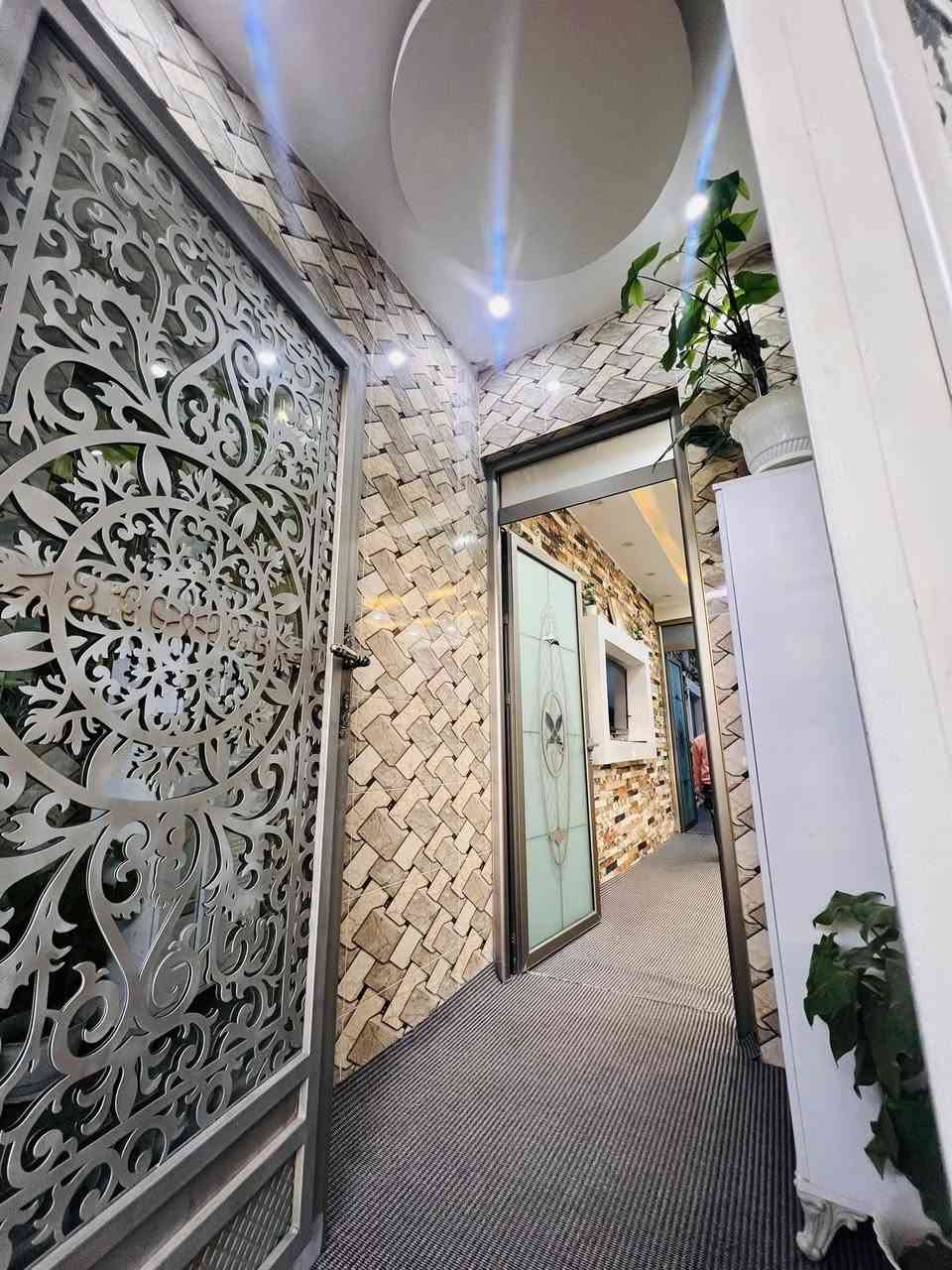 دار للبيع ١٠٠ متر.   بلدية طابقين + بيتونه  عنوان حريه خلف دائرة كهرباء فرع عريض البيت نظام  دكت  مركز يتكون من كراج سياره و استقبال و هول و مطبخ و مساعد مطبخ طابق ثاني غرفتين نوم و هول هاتف ***********/*********** واتساب على رقم كورك
