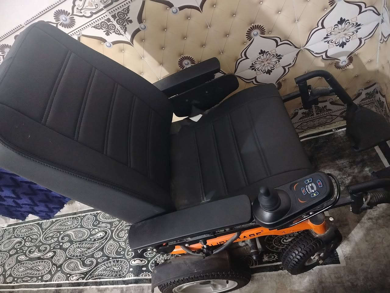 حبايب كرسي متحرك للبيع ما مستخدم ابد ***********
