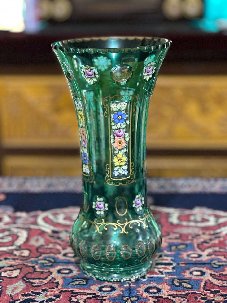 مزهرية كريستال ملون بالأخضر (Emerald Green Overlay Glass) مزخرفة يدويًا بالمينا والذهب، وهي من الطراز البوهيمي (Bohemian) أو التشيكي،
- بدون اي ظرر 
- الارتفاع 35 سم
- العنوان / بغدديمةاد / الكرادة / حي الوحدة شارع سلمان فائق( مجمع بازار انتيكا بغداد  )   
  الطابق الاول  
- يوجد توصيل داخل و خارج العراق 
  للاستفسار اكثر الاتصال لاستفسار اكثر الاتصال 
  *********** 
واتس اب او فايبر او مراسلة الصفحة. See less See less
