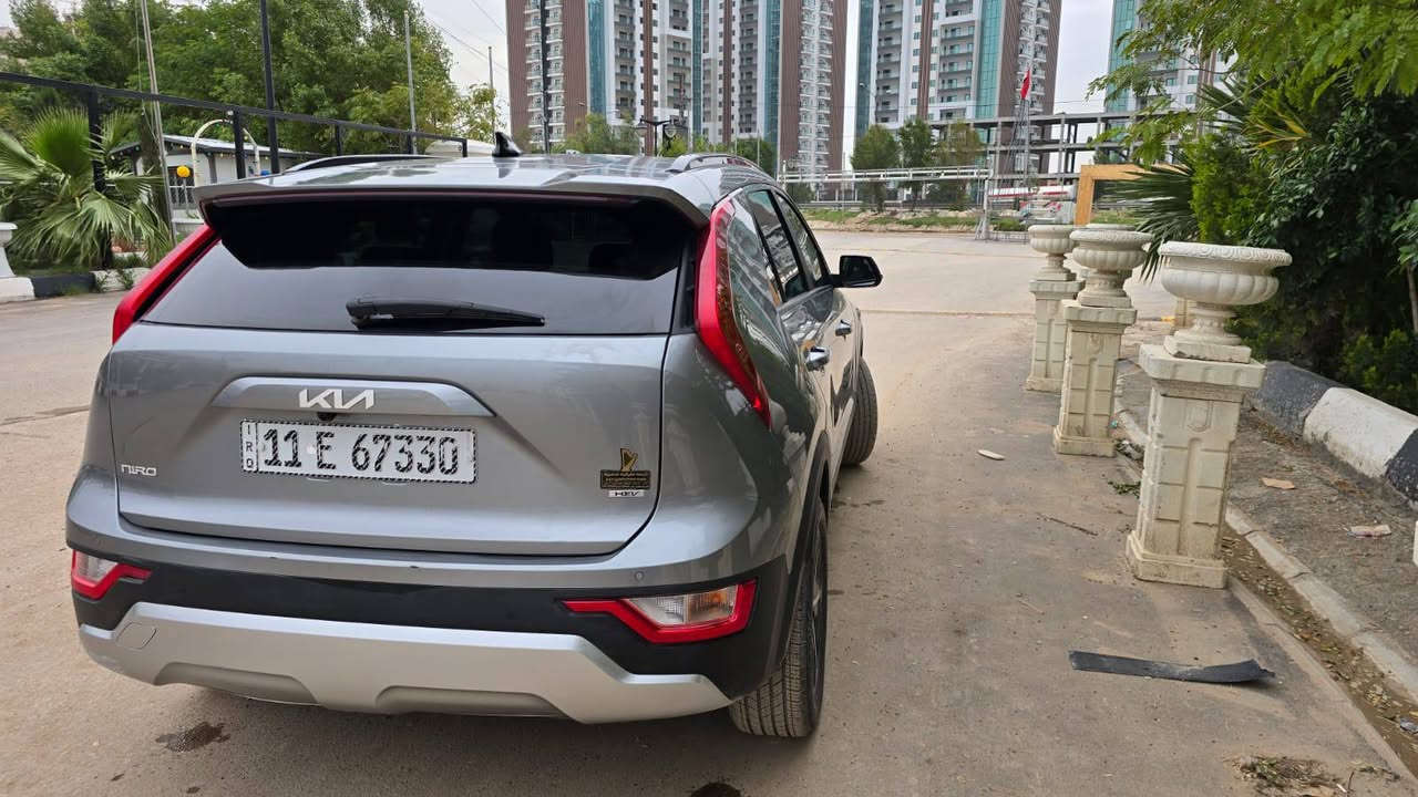 السلام عليكم
للبيع للبيع للبيع 
كيا نيرو  هايبرد موديل 2024 وارد أمريكي 
للأستفسار / *********** موجود واتساب على الرقم 
السيارة خير من الله نظافة وبيها مواصفات بعد احلى من الصور 
الموقع / بغداد العامرية او الغزالية 
السيارة مرقمة وكاملة رقم بغداد 
السيارة حادثها باب خلف السائق مبدل+ بيها بارد شبر باب السائق 
ماشية/ 60 الف 
المواصفات 
اشاير بالمري 
كشنات جلد و مخمل 
.نظام ايكو وسبورت قيادة
• شاشة كبيرة متصل 
• كاميرا خلفية
• حساسات خلفية 
• ⁠حساسات اماميه
 .اتو هولد
رادار امامي
• مانع تصادم
• محدد مسار
• تصحيح مسار
• مثبت سرعة
• مانع انزلاق
• بصمة تشغيل
• بصمة أبواب
• نقطة عمياء
• شاحن وايرلس 
شاحنة بالكشانات TYBE-C
• شاشة اعطال
• عداد ديجيتال متغير الوان
• اضوية امامية LED
• اضوية خلفية LED
• حساسات إضاءة
• إنارة تلقائية Auto
• نظام صوتي مميز 
• أوامر صوتية
• حساسات تصادم
شفتات بالستيرن
تبريد قطعتين
قياده ذاتية
• بلوتوث
• مدخل USB + AUX + TYBE-C
وبيها بعد مواصفات خير من الله
السعر 158 وبيها مجال بسيط 
للأستفسار ***********
