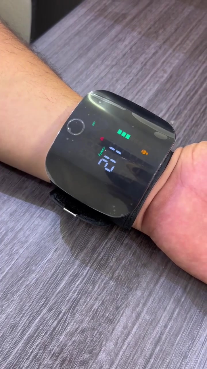 جهاز رقمي لقياس ضغط الدم
يتميز بسهولة الاستخدام ودقة النتائج، مصمم ليوفر لك متابعة صحية دقيقة من راحة منزلك

يُستخدم عن طريق لف الحزام حول المعصم بحيث تكون الشاشة في مواجهة اليد من الأعلى، ويُنصح بإزالة أي ملابس أو إكسسوارات من المعصم قبل القياس

لضمان دقة القياس، يجب الجلوس بوضعية مريحة مع إبقاء المعصم على مستوى القلب، وترك مسافة 1–2 سم بين الحزام وبداية اليد

يعرض النتائج بوضوح، ويحتوي على تنبيهات صوتية لمساعدتك أثناء الاستخدام

يُعد مثالياً لكبار السن، والمرضى الذين يحتاجون لقياس ضغط الدم بانتظام في المنزل دون الحاجة لزيارة المستشفى

يعمل بتقنية إلكترونية دقيقة

طريقة الاستخدام: عن طريق لف الحزام على المعصم

وضعية القياس: الجلوس وإبقاء المعصم بمستوى القلب

القياس: ضغط الدم الانقباضي والانبساطي مع نبضات القلب

ميزات إضافية: تنبيه صوتي، شاشة رقمية واضحة


**إذا كنت صاحب هذا الإعلان وتريد حذفه لأي سبب، رجاءا أرسل رسالة إلى الدعم الفني**