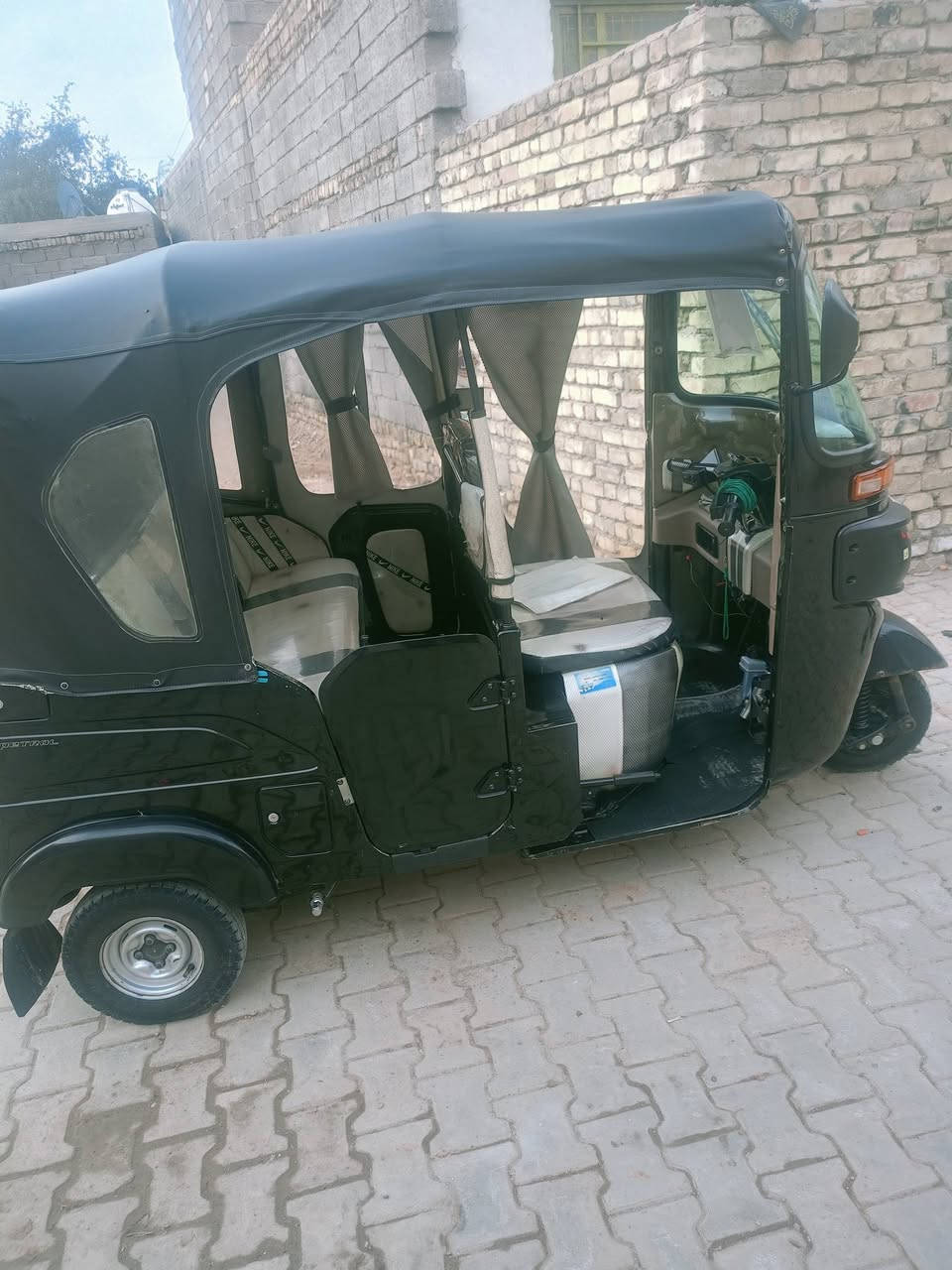 تكتك للبيع موديل 2023 مكفوله كفاله عامه واصله للبصمه سعر 10 ملاين ونص وبيه مجال رقم الهاتف ***********
