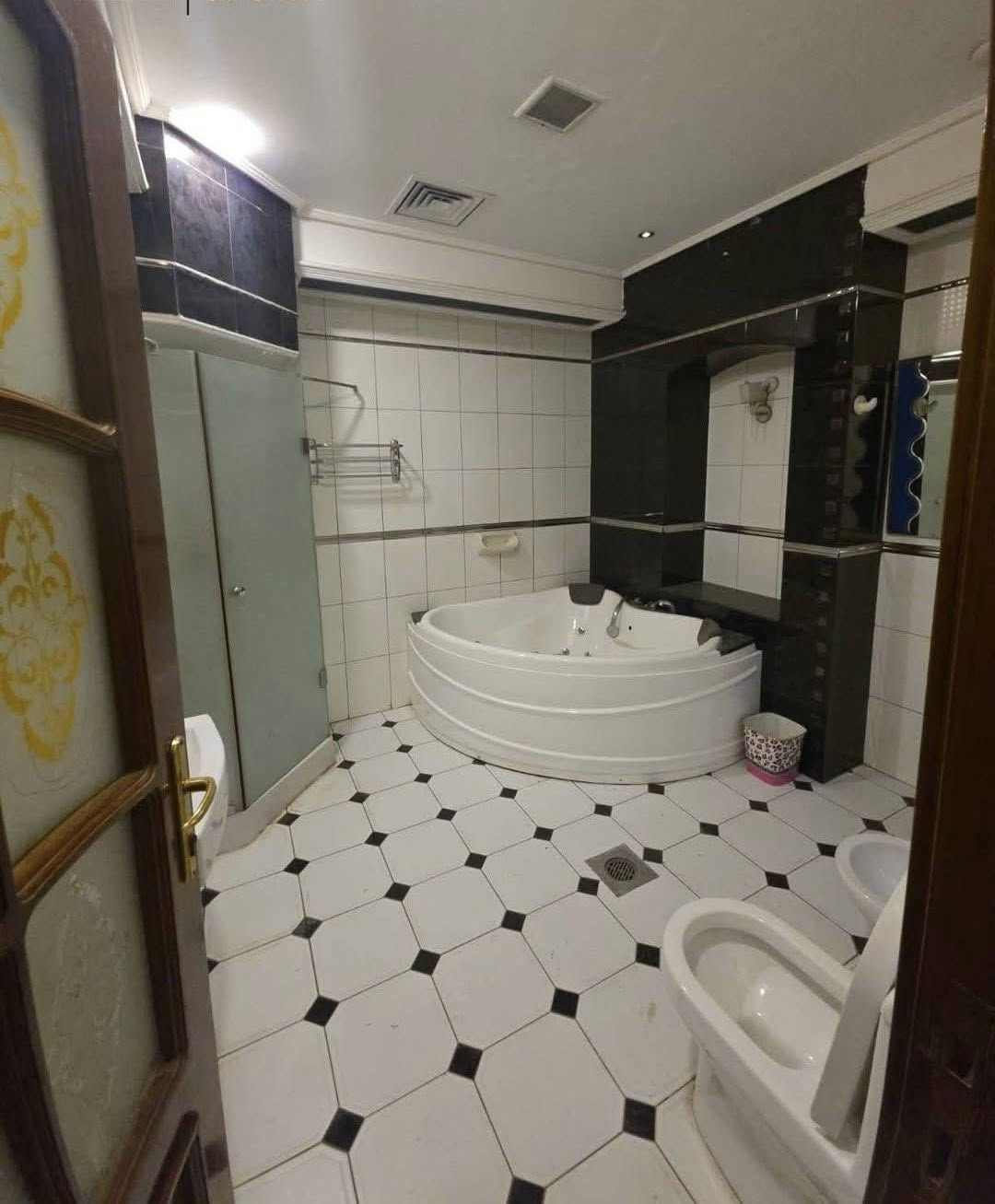 ⭕️.يوجد فيلا vip للايجار

📍.الحارثيه قرب الزيتون مباشرتاً 

⭕️ بناء حديث جدا مميز مؤثث بالكامل 

⭕️.يتوفر تصوير واضح للعقار

⭕️.علما كهرباء 24 ساعه وطني

⭕️.تحتوي 7 غرف +صاله عدد 3 +حمام عدد 8+مسبح+لوندري +كراج اندر كراون  يتسع 5 سيارات + غرفه للحارس +حديقه +مدخلين

يؤجر لشركات او المنضمات السياسيه او الشركات الاجنبيه ومراكز التجميل…….وغيرها من مهن تجاريه او سكنيه 

للاستفسار/***********

🟢.يتوفر لدينا عروض ايجار داخل مناطق بغداد بمختلف المساحات الكبيره (التجاريه والسكنيه)

📍.يرموك/قادسيه/منصور/داوودي/حارثيه/جادريه/عرصات الهنديه/كراده/زيونه

— في ‏الحارثيه شارع الزيتون‏.
