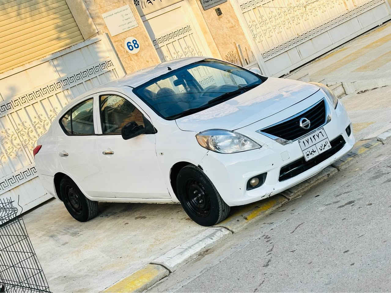 ***********
نيسان لاكشميباى ٢٠١٤ 

سه ياره كه چوانه بي مه سره فه  گيرو مه كينه ى به شه رت. سه وت و سه رف و بوخارى نييه

سه ياره كه پيش و دواى كه پسه هه ردو لا ى سايه ق و 
سه كن بۆياخه. سه قف و سنوقو بؤنيت بۆياخ نييه

سعرى ٧٧ $ كه ميك معامه له له سليمانيم 

*********** السليمانية, العراق
