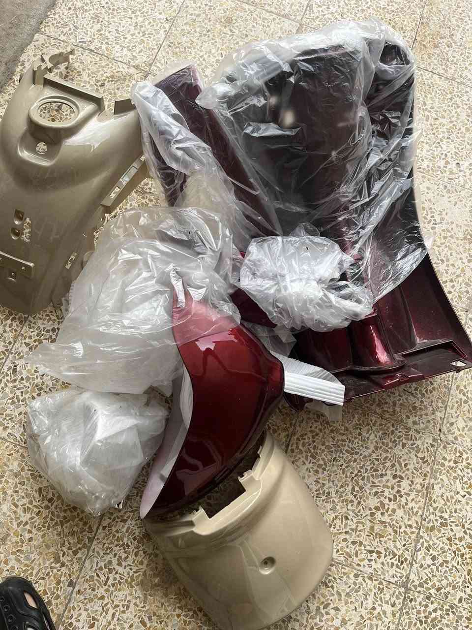 السلام عليكم 
كفر دراجه عبدالحليم جديد بل كارتون 
الكفر ممشدود ع دراجه الكفر بي قطعتين نقص بس الي هنه الجناحات وهاي النضافه مالته 
السعر ٥٠ 
الرقم***********
