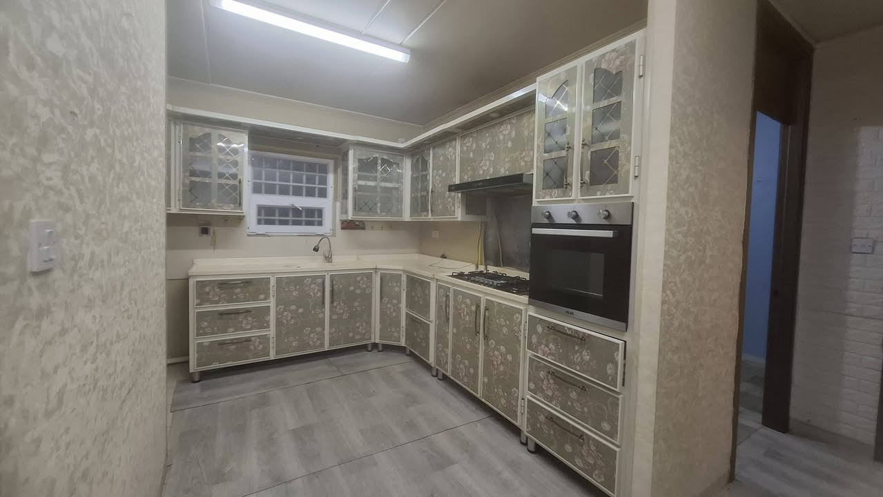 شقه ارضي للايجار نظيفة  كله نصف اثاث تقريبا مطبخ كامل مع سبالت مع ستائر مع تغليف السعر ٦٠٠ الف ايجاره  قفل بدون معامله علما نحن أصحاب الشقه وبدون دلاليه رجاءا رحاء الي يريد يأجر يتصل ***********وات ساب هم متوفر
