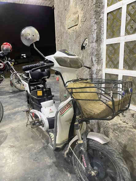 السلام عليكم ورحمة الله وبركاته موطور شحن خمسه باتري موطور شغال بس يرادله جوب خلفي فقط مكاني حديثه قرية الوس الك الفحص سعره ٣٠٠ بي مجال *********** الخاص مفتوح و متواجد ع رقم واتساب و تصال
