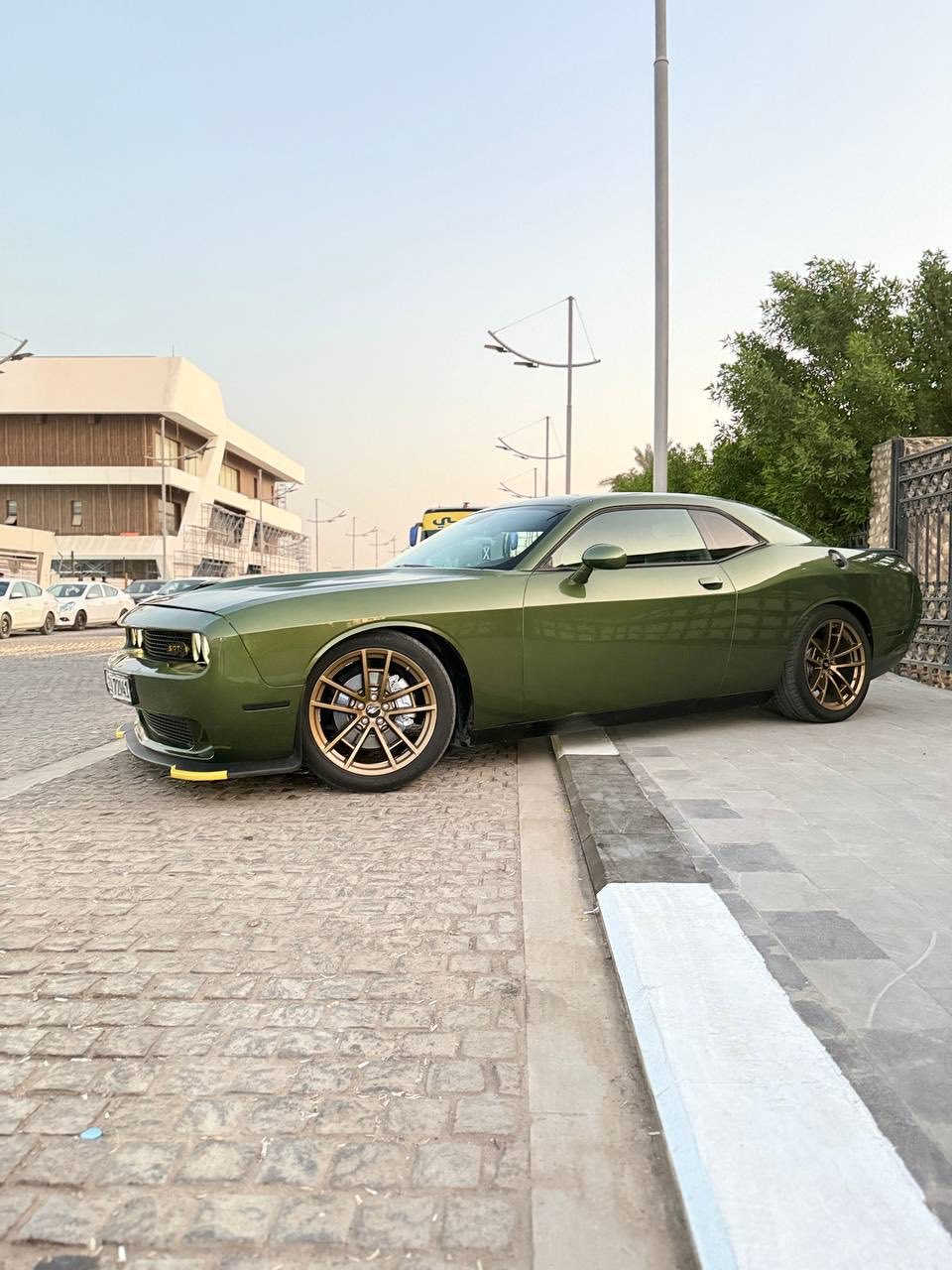 السلام عليكم..
جالنجر 2019 rt.. زيتوني مميز. 
حادثها سرقه. ابواب وجاملغات اماميه وبنيد..
راجعه قطع اصليه ومصبوغه حزام  درجة اولى علمود ملاون . .. (بدون حادث  شرط) .. وعندي الفيديو قبل لا تنصبغ السيارة 
صورها وهي بالمزاد موجودة بالمنشور 
سيارة جاهزه من كلشي حداده جديده
عليها عينه  مال ديمن الحمره 220 ميل ب400$
بلكات ريسنك 200$
كزوز وداون بايب srt يم علي الوادي 750$
عليها طخم تاير هو ويل دايتونا جديد.. ب 700$
عليها عدسات ماركة اوزوم ب 400$ 
سستم الصوت بيتس مع دمام   
كشنات كنتارا حضن وتدفئة وتبريد 
عليها لويات ودبلات صفر مال srt
سيارة احله من صور
سيارة خسران عليها هواي 
سعرها 173 وبيها مجال 
مكاني بصره..

***********
